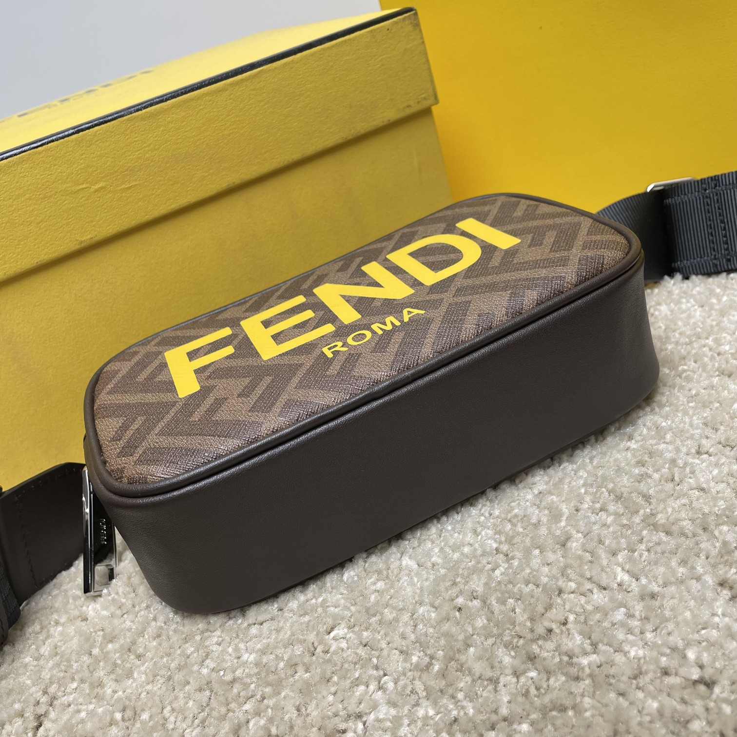 Fendi 相机包独家 开发 百分百头层牛皮 对版老花面料 拉链流畅 包身走线工整