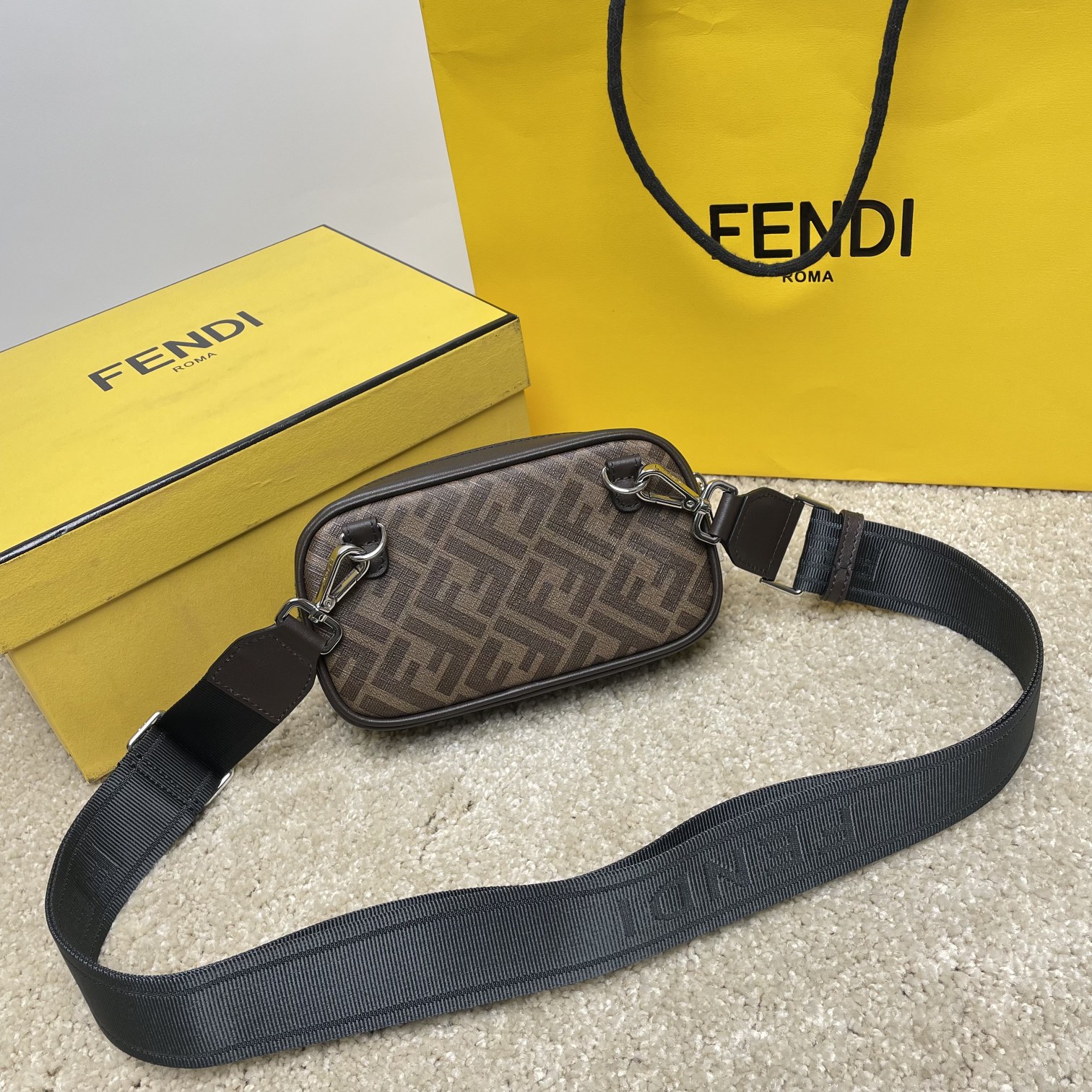 Fendi 相机包独家 开发 百分百头层牛皮 对版老花面料 拉链流畅 包身走线工整