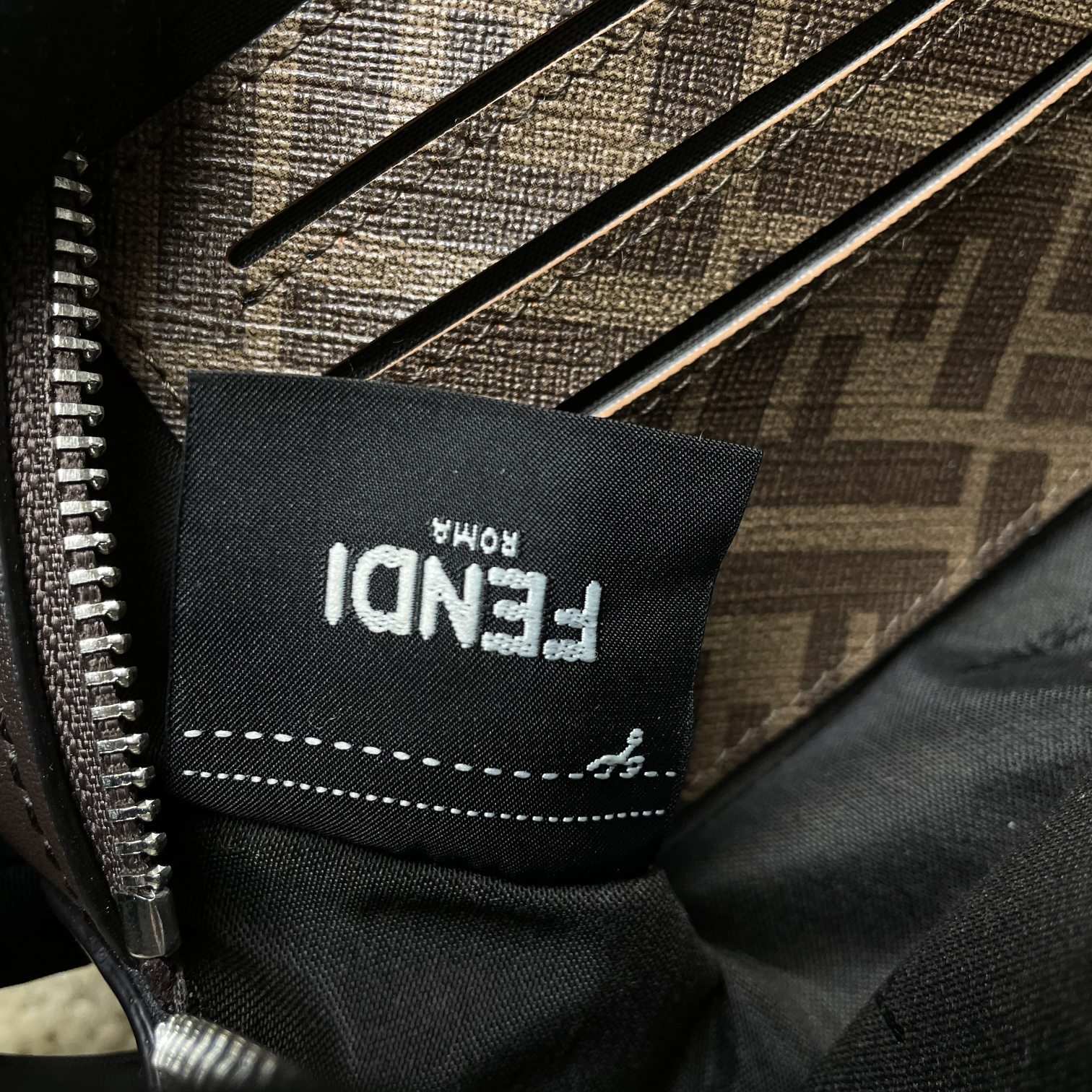 Fendi 相机包独家 开发 百分百头层牛皮 对版老花面料 拉链流畅 包身走线工整