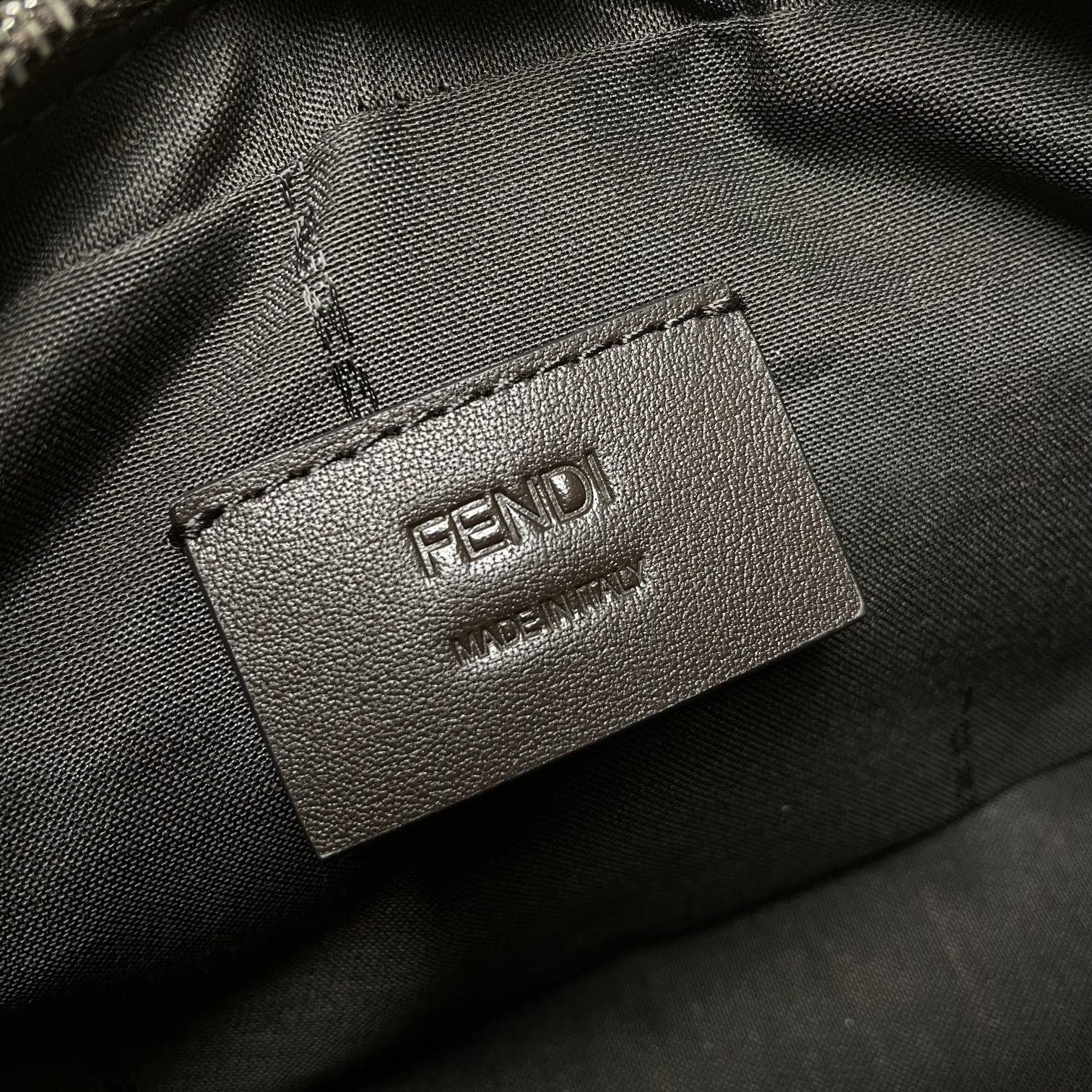 Fendi 相机包独家 开发 百分百头层牛皮 对版老花面料 拉链流畅 包身走线工整