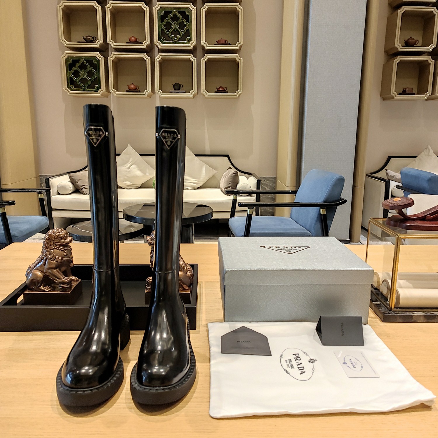 NO:543367,(The highest version of the top packaging) PRADA 5 new autumn and winter products, (the top version) strength is coming!  The official high-end version of top-grade long boots, note that the high-end fabric uses 'open-edged beaded shiny cowhide and matte tital cowhide' which is not comparable to ordinary patent leather and ordinary cowhide versions on the market, so it is expensive. prada24/'live-broadcasting industry ceiling boots', the first choice for replenishment king of 'Chelsea' boots. (The latest prismatic logo metal buckle is paired with the original top-edged beaded cowhide and tital cowhide make boots + two styles + short boots are grandly launched.) 1 A-style long boots with both sides of the side webbing + rear zipper + front buckle, which is convenient to put on and take off, fashionable and delicate. 2B-style long boots have a full glossy design + inner zipper + outer buckle, full of cavalier style, domineering side leakage. 3C-style short boots with Chelsea side webbing style + one-step lazy performance + front buckle, comfortable and atmospheric.  Three styles of outsole and last shape, the same upper production process and material. The latest official lines, the new TPu outsole is softer and lighter, and the style continues Prada's usual pedal shape. ——————————————————————————————————————— 2025S/23S PRADA autumn and winter new style is beautiful, and the popular style of internet celebrities from all walks of life awakens the imagination of skirt, corset and bra curves, and is extremely streamlined~ Super explosive series of popular products, the iconic logo prismatic unique buckle. The same style of internet celebrities from all walks of life, fashionable and versatile nice items, Italian counter purchasing original shoes, 1 to 1, replica of the original flavor. This year's theme is not defined to reflect the texture through simplicity and simplicity. The top-level open-edge beaded cowhide with the latest prismatic triangle logo metal buckle, the triangle logo feels the same as the original version.  Heel height 5.5cm Size: 35-39 (34 40 41 42 custom made without return) Exclusive 24 silver palm print luxury magnet large box packaging accessories Black open-edge beads shin cowhide fabric and matte tread cowhide fabric, lambskin inner and foot pads., boots, prada, prada, boots, skirts, cowhide, sheepskin19860909(顶级包装配套最高版本) PRADA 5普拉达秋冬新品,(顶级版本)实力来袭！ 官方高版本顶级货长靴,注意高版面料采用了“开边珠亮面牛皮和哑面胎牛皮”非市面上普通的漆皮和普通牛皮版本所能比拟,所以造价昂贵.  prada24/“直播界天花板靴履”,实体与服装店首选补货王《切尔西》靴子.（最新棱形标识金属饰扣配上原版顶级开边珠牛皮和胎牛皮制作长靴2种款式+短靴隆重上市.） 1 A款长靴侧面两边织带+后拉链+正面饰扣,方便穿脱,时尚又秀气. 2B款长靴全密光板设计+内侧拉链+外侧饰扣,骑士风感觉十足,霸气侧漏. 3C款短靴切尔西侧织带风格+一脚蹬懒人性能+正面饰扣,舒适又大气. 三种款式大底和楦形,同样的鞋面制作工艺与材质.官方最新线条,新版成型TPu大底更加柔软轻便,款式延续了普拉达一贯的一脚蹬形状. ————————————————— 2025S/23S PRADA秋冬新款好看哭了,各路网红名媛种草爆款,唤醒对裙裾、束身衣骨撑和胸衣曲线的想象,精简至极~超级爆系列爆品,标志性Logo棱形独特饰扣.  各界网红同款,时髦百搭nice单品,意大利专柜代购原版鞋开发,1比1照足原味复刻.今年的主题就是不被定义 通过简单简洁体现质感 顶级开边珠牛皮搭配最新棱形三角标Logo金属扣配制,三角标触感凹凸感和原版一致. 跟高5.5cm Size: 35-39（34 40 41 42订做不退换） 独家24款银掌纹奢侈磁铁大盒包装配件 黑色开边珠亮光牛皮面料和哑面胎牛皮面料,小羊皮内和垫脚.,靴子,prada,prada,boots,skirts,cowhide,sheepskin,Women's Shoes