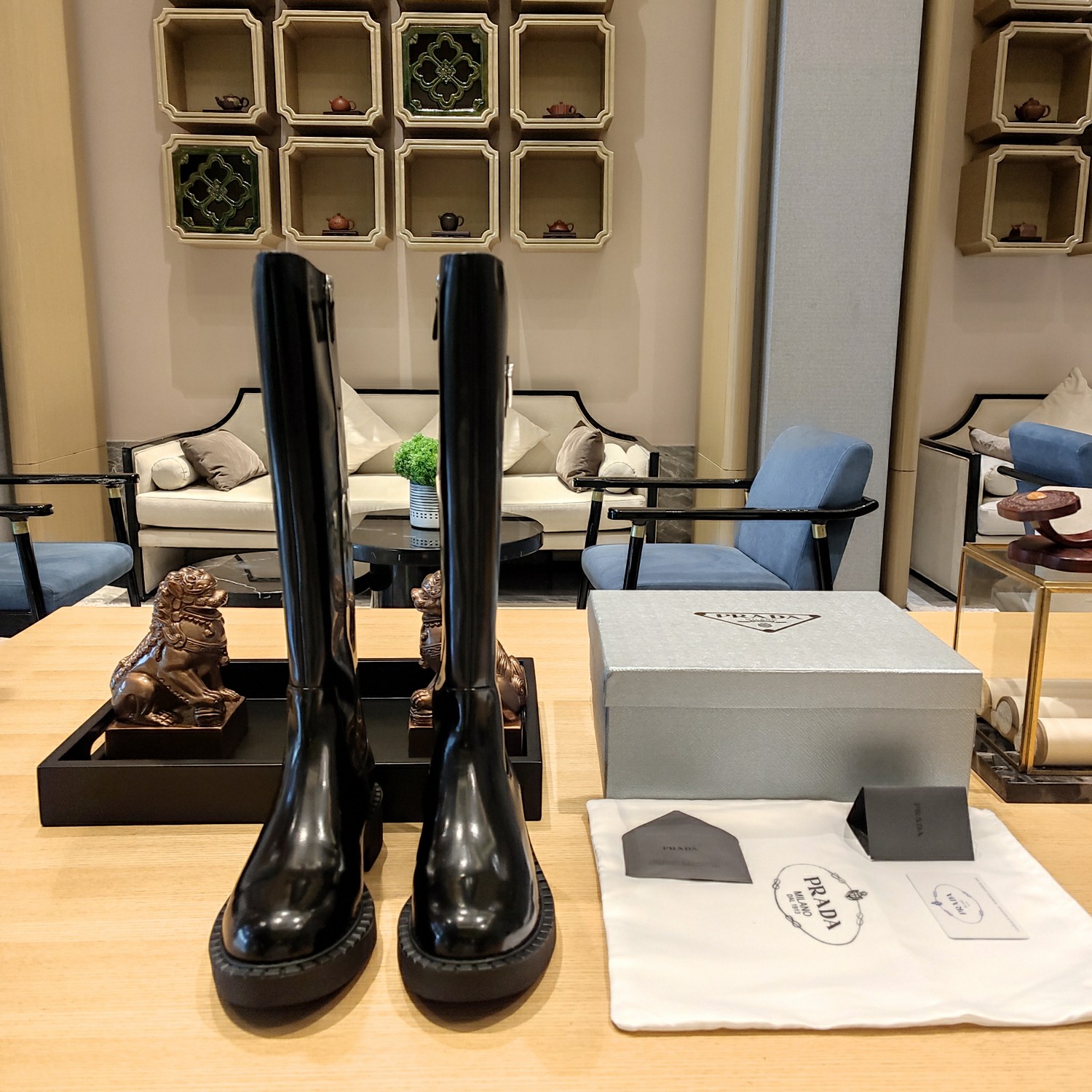 NO:543370,(The highest version of the top packaging) PRADA 5 new autumn and winter products, (the top version) strength is coming!  The official high-end version of top-grade long boots, note that the high-end fabric uses 'open-edged beaded shiny cowhide and matte tital cowhide' which is not comparable to ordinary patent leather and ordinary cowhide versions on the market, so it is expensive. prada24/'live-broadcasting industry ceiling boots', the first choice for replenishment king of 'Chelsea' boots. (The latest prismatic logo metal buckle is paired with the original top-edged beaded cowhide and tital cowhide make boots + two styles + short boots are grandly launched.) 1 A-style long boots with both sides of the side webbing + rear zipper + front buckle, which is convenient to put on and take off, fashionable and delicate. 2B-style long boots have a full glossy design + inner zipper + outer buckle, full of cavalier style, domineering side leakage. 3C-style short boots with Chelsea side webbing style + one-step lazy performance + front buckle, comfortable and atmospheric.  Three styles of outsole and last shape, the same upper production process and material. The latest official lines, the new TPu outsole is softer and lighter, and the style continues Prada's usual pedal shape. ——————————————————————————————————————— 2025S/23S PRADA autumn and winter new style is beautiful, and the popular style of internet celebrities from all walks of life awakens the imagination of skirt, corset and bra curves, and is extremely streamlined~ Super explosive series of popular products, the iconic logo prismatic unique buckle. The same style of internet celebrities from all walks of life, fashionable and versatile nice items, Italian counter purchasing original shoes, 1 to 1, replica of the original flavor. This year's theme is not defined to reflect the texture through simplicity and simplicity. The top-level open-edge beaded cowhide with the latest prismatic triangle logo metal buckle, the triangle logo feels the same as the original version.  Heel height 5.5cm Size: 35-39 (34 40 41 42 custom made without return) Exclusive 23 silver palm print luxury magnet large box packaging accessories Black open-edge beads shining cowhide fabric and matte tread cowhide fabric, lambskin inner and foot pads., boots, prada, prada, boots, skirts, cowhide, sheepskin19860909(顶级包装配套最高版本) PRADA 5普拉达秋冬新品,(顶级版本)实力来袭！ 官方高版本顶级货长靴,注意高版面料采用了“开边珠亮面牛皮和哑面胎牛皮”非市面上普通的漆皮和普通牛皮版本所能比拟,所以造价昂贵.  prada24/“直播界天花板靴履”,实体与服装店首选补货王《切尔西》靴子.（最新棱形标识金属饰扣配上原版顶级开边珠牛皮和胎牛皮制作长靴2种款式+短靴隆重上市.） 1 A款长靴侧面两边织带+后拉链+正面饰扣,方便穿脱,时尚又秀气. 2B款长靴全密光板设计+内侧拉链+外侧饰扣,骑士风感觉十足,霸气侧漏. 3C款短靴切尔西侧织带风格+一脚蹬懒人性能+正面饰扣,舒适又大气. 三种款式大底和楦形,同样的鞋面制作工艺与材质.官方最新线条,新版成型TPu大底更加柔软轻便,款式延续了普拉达一贯的一脚蹬形状. ————————————————— 2025S/23S PRADA秋冬新款好看哭了,各路网红名媛种草爆款,唤醒对裙裾、束身衣骨撑和胸衣曲线的想象,精简至极~超级爆系列爆品,标志性Logo棱形独特饰扣.  各界网红同款,时髦百搭nice单品,意大利专柜代购原版鞋开发,1比1照足原味复刻.今年的主题就是不被定义 通过简单简洁体现质感 顶级开边珠牛皮搭配最新棱形三角标Logo金属扣配制,三角标触感凹凸感和原版一致. 跟高5.5cm Size: 35-39（34 40 41 42订做不退换） 独家23款银掌纹奢侈磁铁大盒包装配件 黑色开边珠亮光牛皮面料和哑面胎牛皮面料,小羊皮内和垫脚.,靴子,prada,prada,boots,skirts,cowhide,sheepskin,Women's Shoes