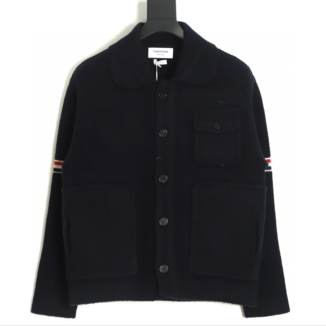 NO:126985,Number of codes 1-2-3 SF Express free shipping on the day of delivery [self-pick up two days] TB Heavy Industry Wool Jacket, full code of navy blue is put into storage. This product is made of Australian wool strips based on YB. The whole piece is made of 7.2 stitch type plus 3.5.2 stitch type combined knitting. The pocket components need to be knitted and molded before being rewoven. Insiders should know that the method is similar to the double-sided nylon coat. After the flat car is sewn, the sewing is then sewn and then the three-color cloth strips are wrapped in the corresponding stitching area on the flat car. The pattern is not much different than YB. The buttons are made of authentic horns and customized sizes. After the whole is also adopted the most environmentally friendly and antibacterial nanowashing process, Jackets & coats, alexander wang19860909码数1-2-3 代发当天顺丰包邮【自取隔两天】 TB 重工羊毛夹克 藏蓝色全码入库啦. 本产品根据YB采用澳毛条羊毛 整件使用德国进口7.2针型加3.5.2针型组合编织 口袋组成部分都需编织成型以后提前复籿 内行人都应该知道与双面尼大衣做法差不多 经过平车缝合再去缝盘缝合 再回平车上对应缝合处包三色布条 花型相比YB不相差一点 纽扣采用正宗牛角定制尺寸加工成型 后整还采用了目前最环保 最抗菌的纳米洗水工艺,,jackets & coats,alexander wang,Men's clothing