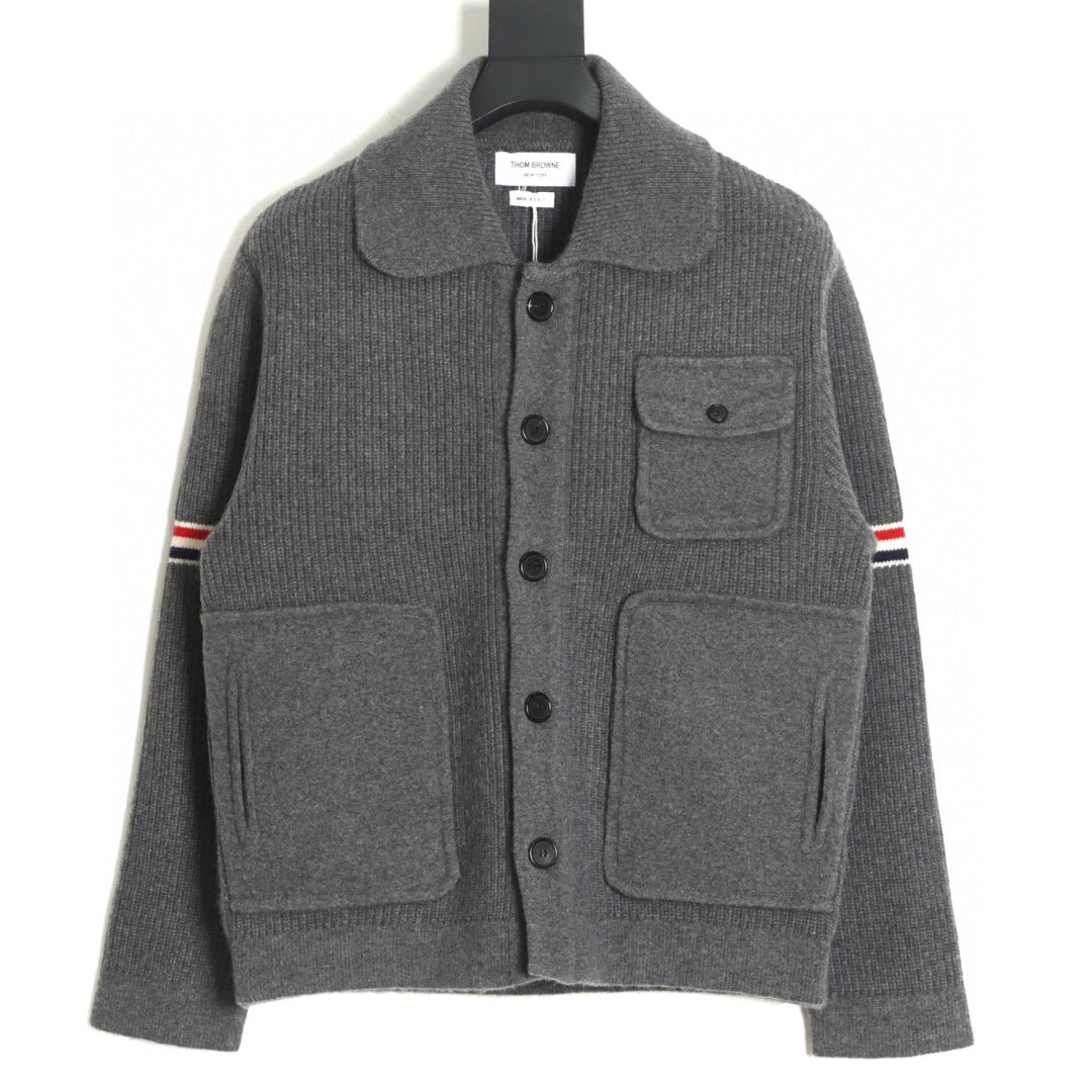NO:126983,Number of codes 1-2-3 SF Express free shipping on the day of delivery [self-pick up two days] TB Heavy Industry Wool Jacket, Gray Full Code is in stock. This product is made of Australian wool strips wool according to YB. The whole piece is made of 7.2 stitch type plus 3.5.2 stitch type combined knitting. The pocket components need to be knitted and molded before being rewoven. Insiders should know that the method is similar to the double-sided nylon coat. After the flat car is sewn, the sewn is then sewn and then the three-color cloth strips are returned to the corresponding stitching point on the flat car. The pattern is not a little different than YB. The buttons are made of authentic horns and are processed and molded. After the finishing, the most environmentally friendly and antibacterial nanowashing process is also adopted. Jackets & coats, alexander wang19860909码数1-2-3 代发当天顺丰包邮【自取隔两天】 TB 重工羊毛夹克 灰色全码入库啦. 本产品根据YB采用澳毛条羊毛 整件使用德国进口7.2针型加3.5.2针型组合编织 口袋组成部分都需编织成型以后提前复籿 内行人都应该知道与双面尼大衣做法差不多 经过平车缝合再去缝盘缝合 再回平车上对应缝合处包三色布条 花型相比YB不相差一点 纽扣采用正宗牛角定制尺寸加工成型 后整还采用了目前最环保 最抗菌的纳米洗水工艺,,jackets & coats,alexander wang,Men's clothing