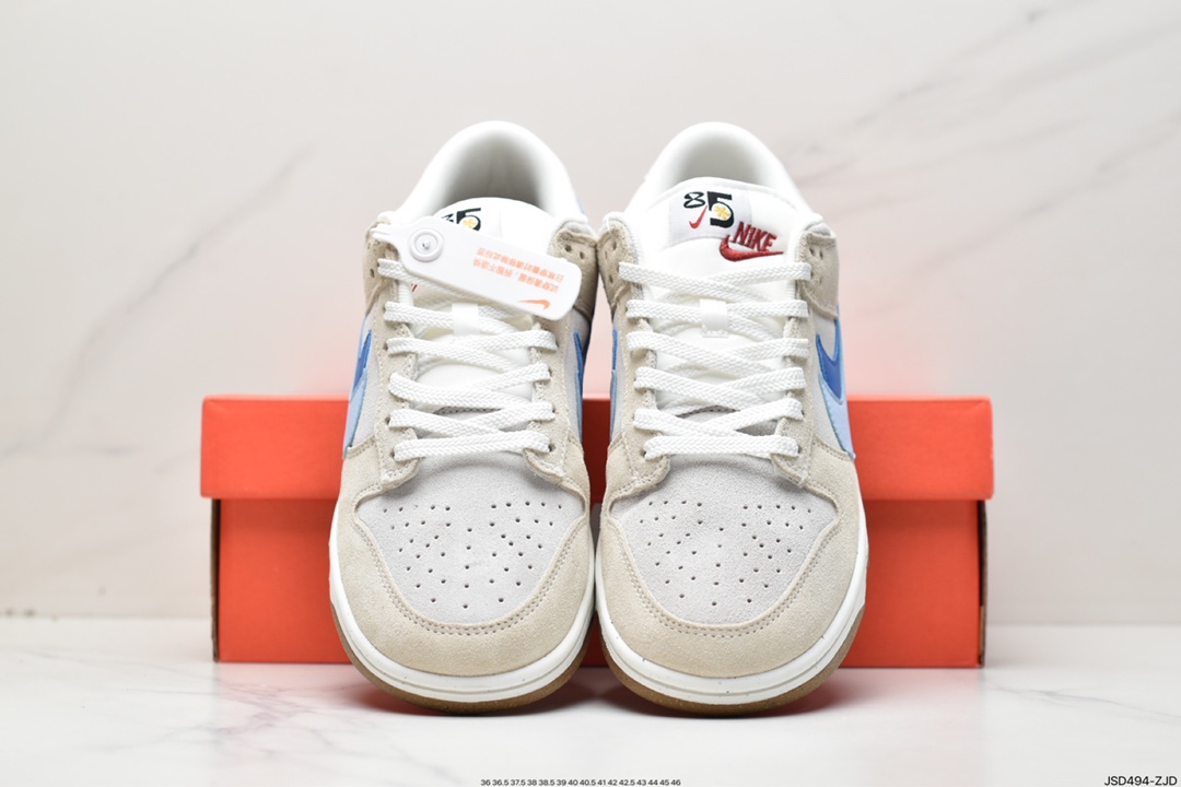 200 Nike Dunk Low SE 85 白蓝 此款Nike Dunk Low采用绒面革制成DO9457-100