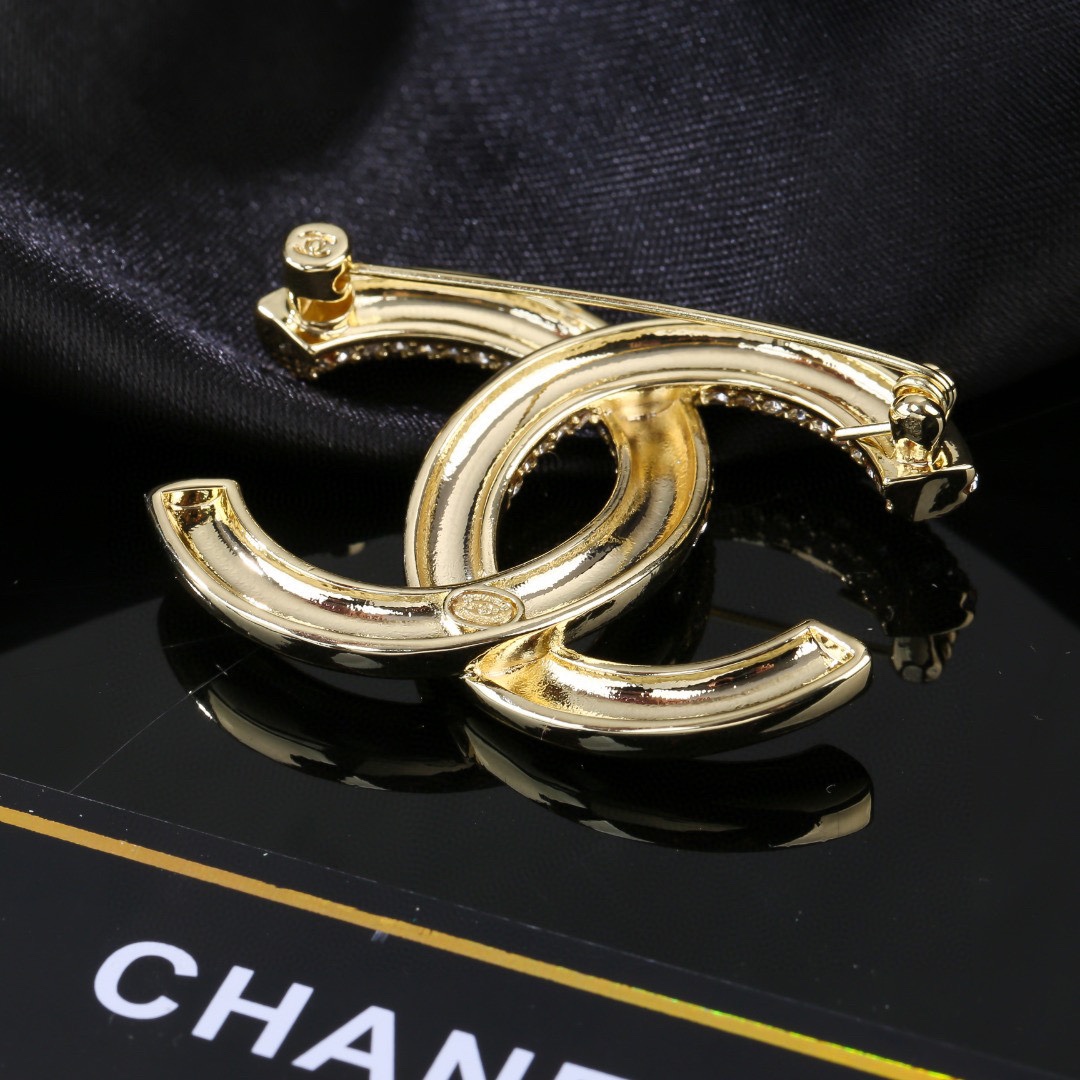  小香Chanel新款满钻双C胸针   ✨每一个细节做工非常精细    这款设计非常美轮美奂 这款真的超