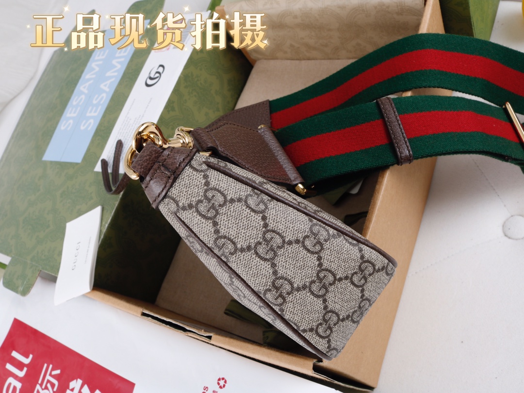 “Gucci GG Logo Handbag with Strawberry Fittings” - 图片 5