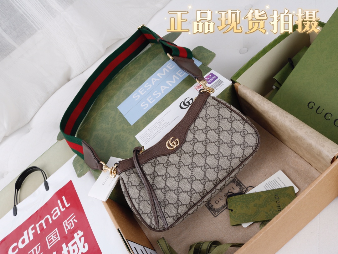 “Gucci GG Logo Handbag with Strawberry Fittings” - 图片 1