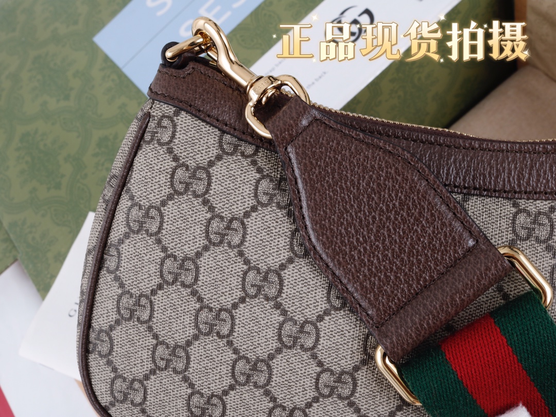 “Gucci GG Logo Handbag with Strawberry Fittings” - 图片 8