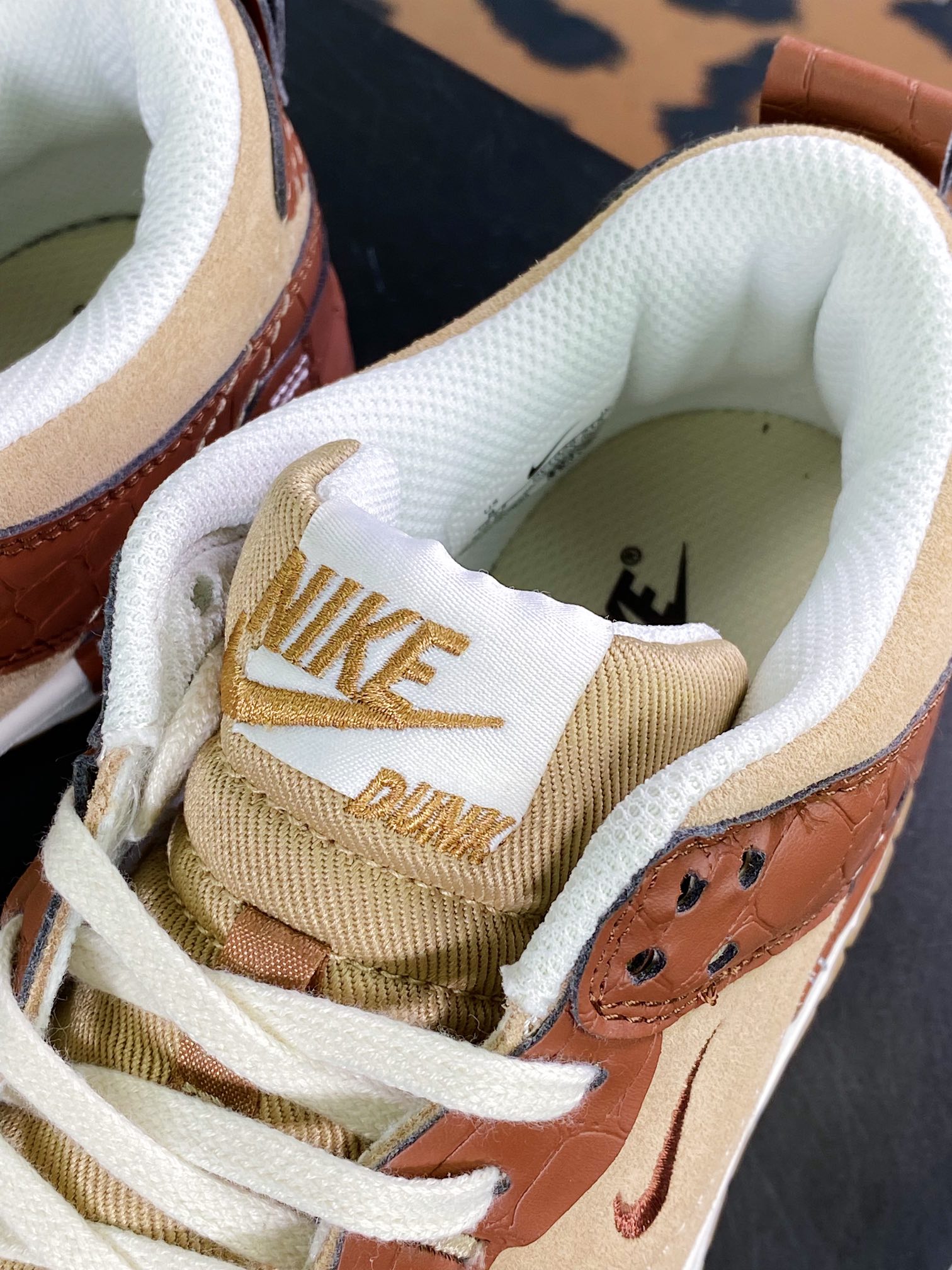 160 Wmns Dunk Low Disrupt 2 SE”Brown Croc”轻量扣篮DV1026-215