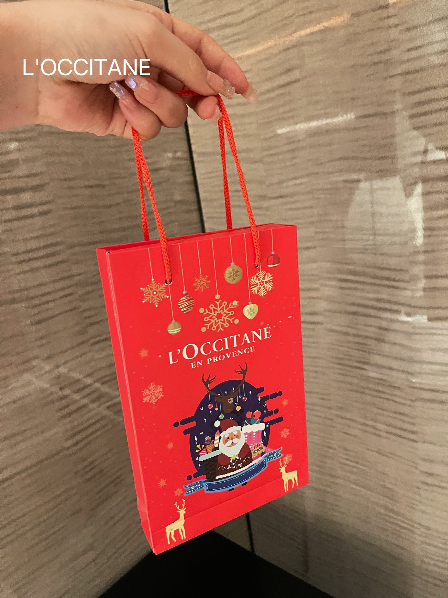 🎄欧舒丹这个牌子大家一定都不陌生，顶级的护手霜专家，亲们，爱美是不分季节的，女人活得精不精致，手一伸出来就知道了，所以不管春夏秋冬，护手霜是必 4