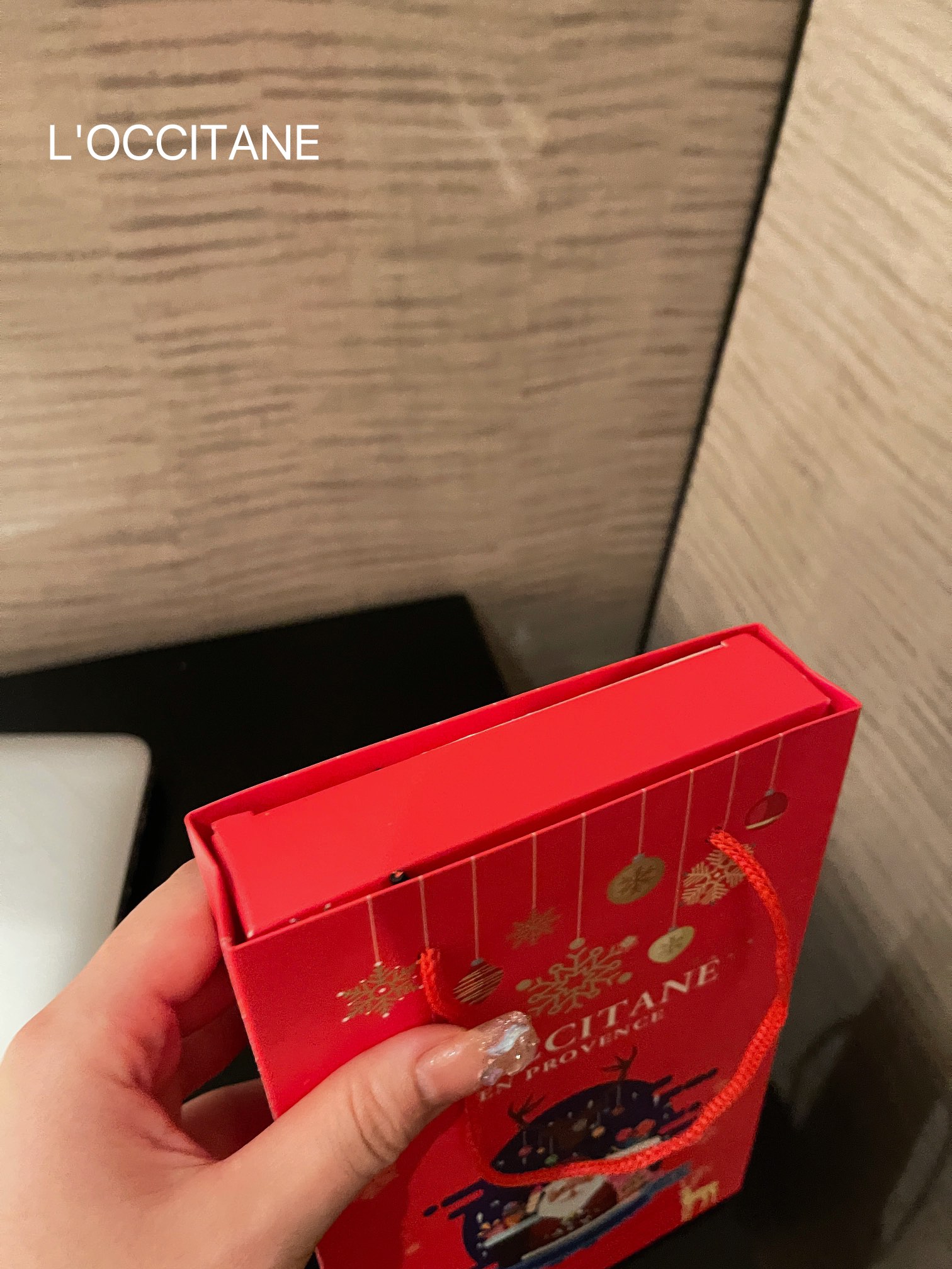 🎄欧舒丹这个牌子大家一定都不陌生，顶级的护手霜专家，亲们，爱美是不分季节的，女人活得精不精致，手一伸出来就知道了，所以不管春夏秋冬，护手霜是必 3