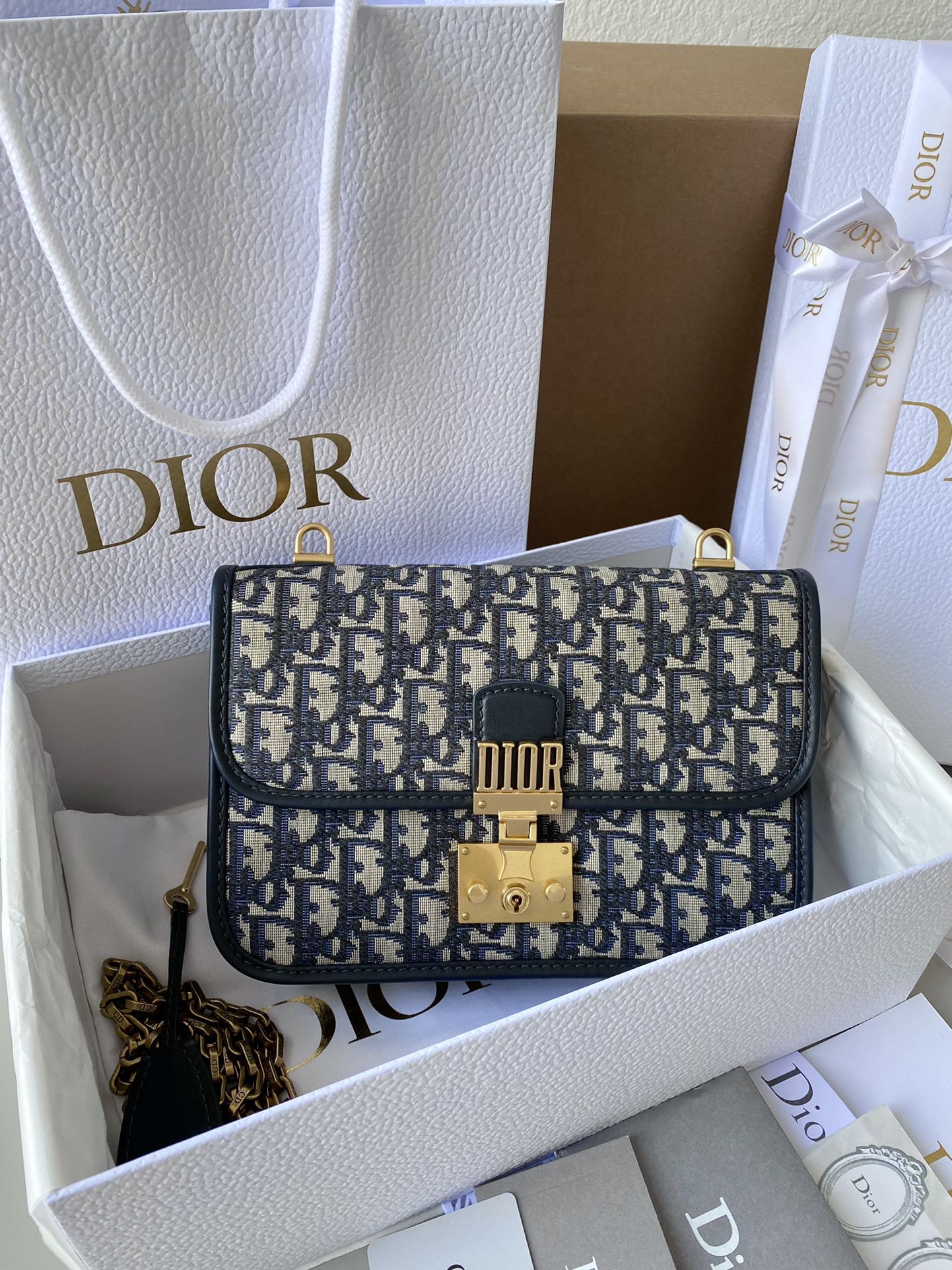 🈶Disponible en stock 𝗗𝗜𝗢𝗥 𝗢𝗯𝗹𝗶𝗾𝘂𝗲 bolso bandolera de cartero con monograma, sigue siendo un artículo de mon…