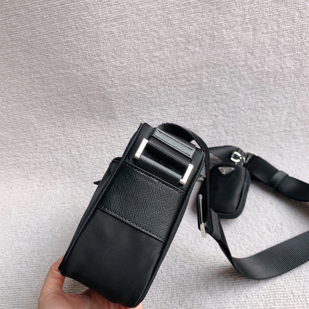 Premium details Prada nylon shoulder bag, external zip pocket with removable nylon pouch, adjustable nylon shoulder strap, exclusive logo lining