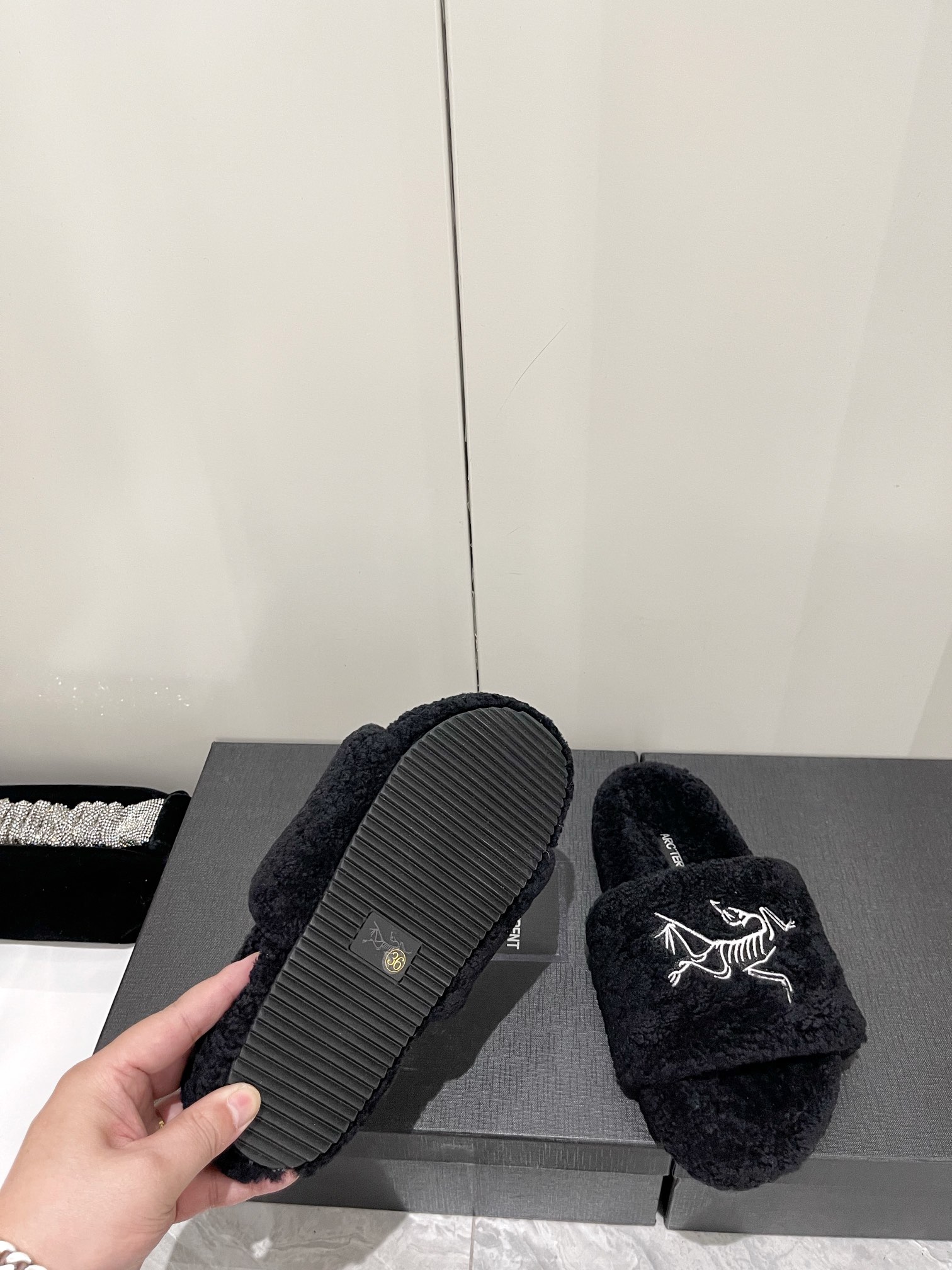 Luxurious Imported Lamb Wool Autumn Slippers with Furry Lining and Wool Insole - 图片 6