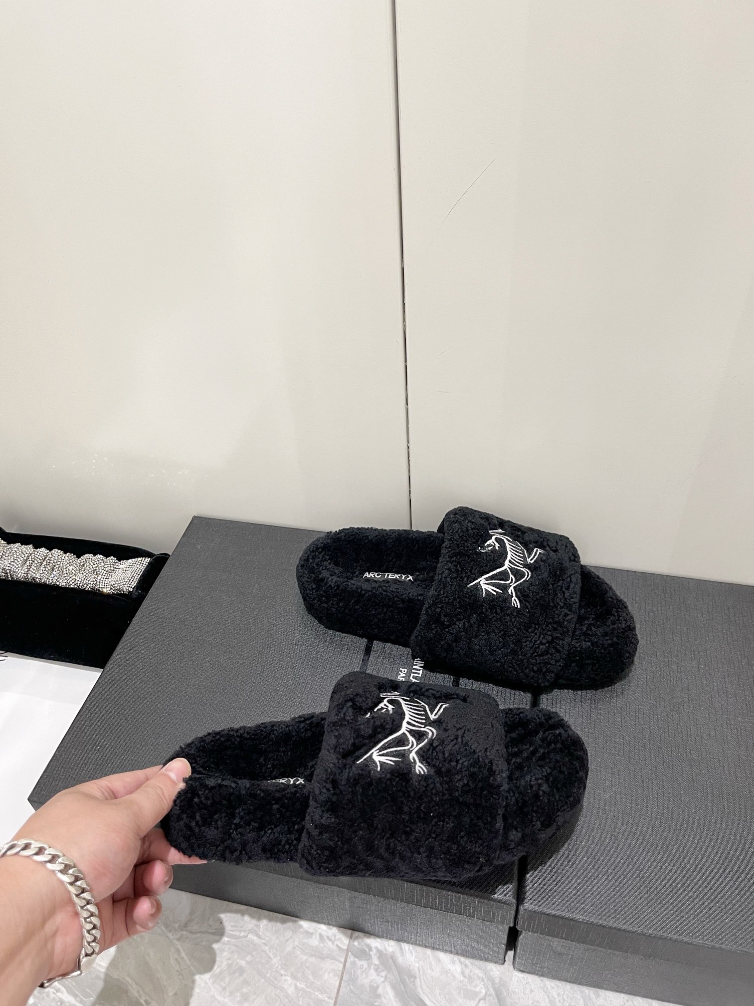Luxurious Imported Lamb Wool Autumn Slippers with Furry Lining and Wool Insole - 图片 7