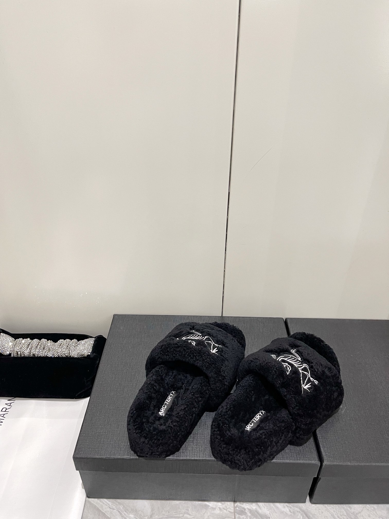 Luxurious Imported Lamb Wool Autumn Slippers with Furry Lining and Wool Insole - 图片 3
