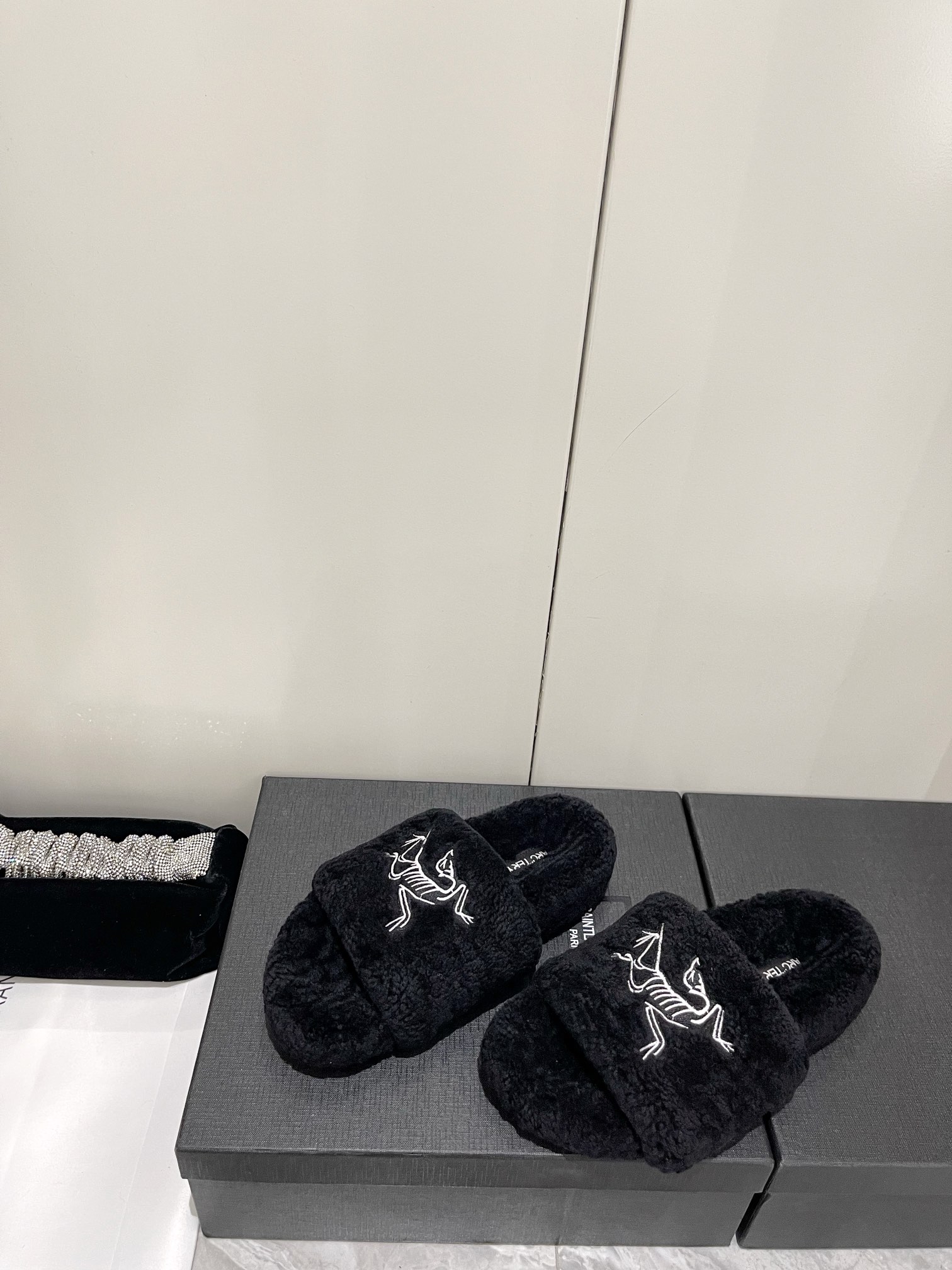 Luxurious Imported Lamb Wool Autumn Slippers with Furry Lining and Wool Insole - 图片 4