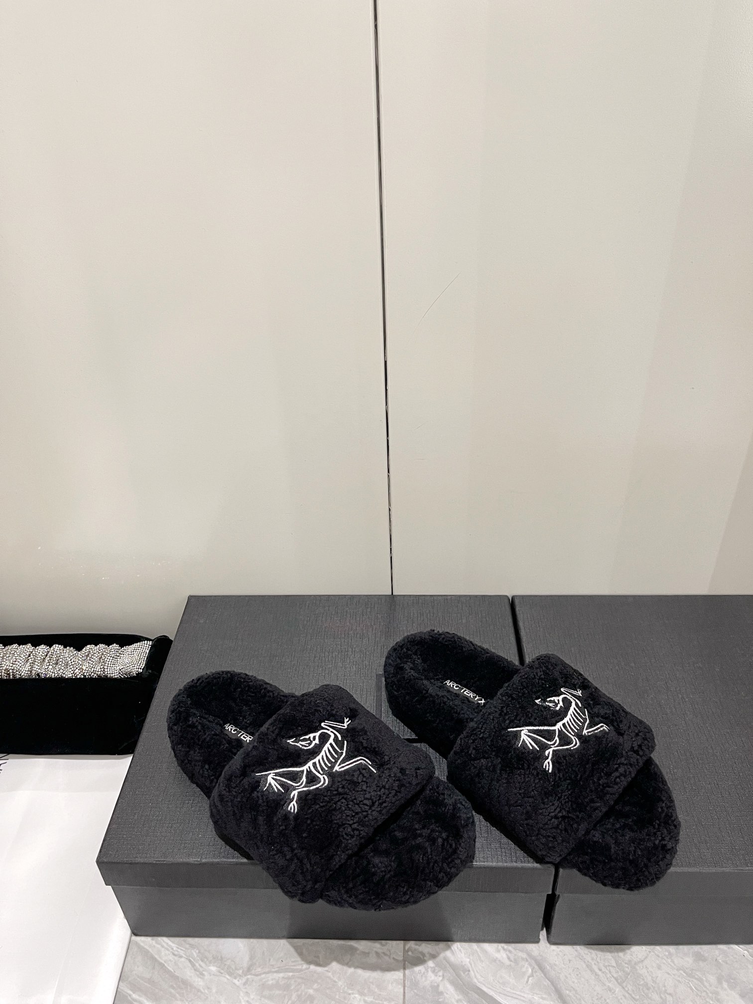 Luxurious Imported Lamb Wool Autumn Slippers with Furry Lining and Wool Insole - 图片 2
