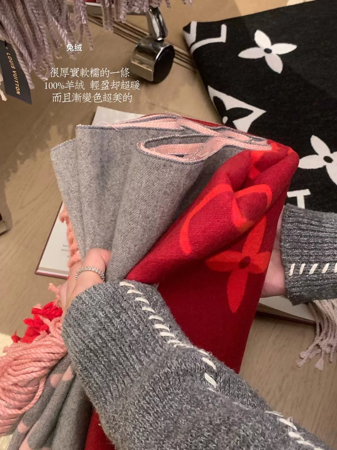 💰150 无比经典大牌围巾
▪️超软糯一看就很贵

实物真的非常有质感 
软糯但是又很有型 双面可佩戴
今天下单还包括全套包装
经典必备围巾 怎么搭配都好看
长度大概190 cm 气质百搭款