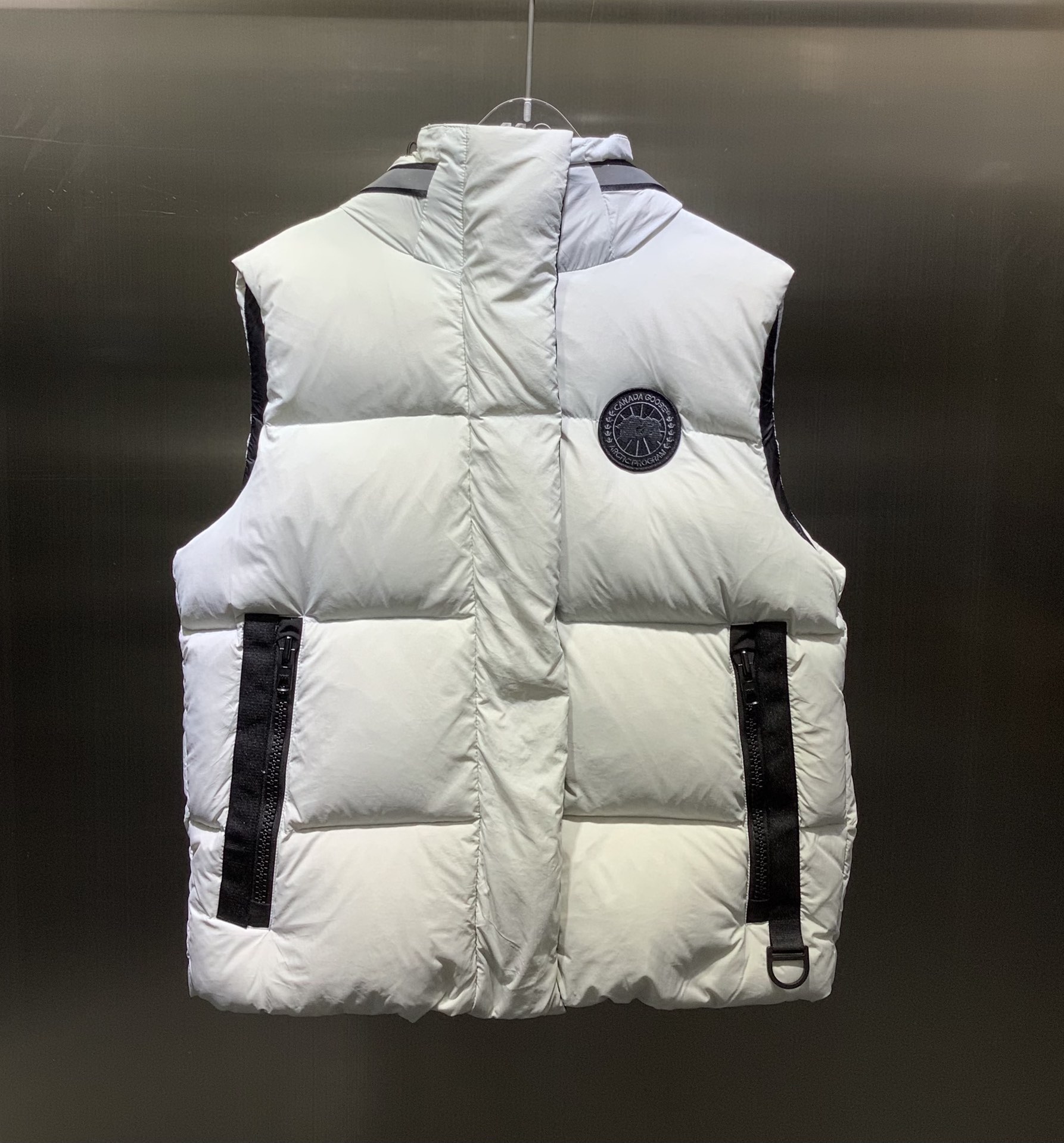 NO:696891,Equipped with a dust bag, the Canadian brand Canada Goosex down vest has always been recognized as the warmest down jacket. Various Instagram celebrities, Internet celebrities, and celebrities often wear it for street photos. I make Canada Goose every year, but I still can't get rid of my love for the big geese. No matter how cold the days are, there is no need to be afraid because there are big geese. It is filled with 90% white duck down. Canada Goose is the warmest down jacket in legend. It is known as a must-have for Arctic outdoor sports and is the world's most popular down jacket.  Major celebrities are rushing to buy this must-have, the same style for men and women, two colors and four sizes, SMLXL,, down jacket,19860909配防尘袋加拿大品牌Canada Goosex 羽绒马甲 一直是被公认为最保暖的羽绒服 各种各路ins红人 网红 明星也时长穿他街拍 每年都有做Canada Goose 却依旧无法摆脱对大鹅的喜爱 再寒冷的多天都不需要怕 因为有大鹅 内填充90白鸭绒 加拿大鹅是传说中最保暖的羽绒服 号称北极户外运动必备品 全球爆热第一的羽绒服 各大明星争相抢购 人手必备 男女同款 两色四码 SMLXL,,down jacket,,Women's clothing