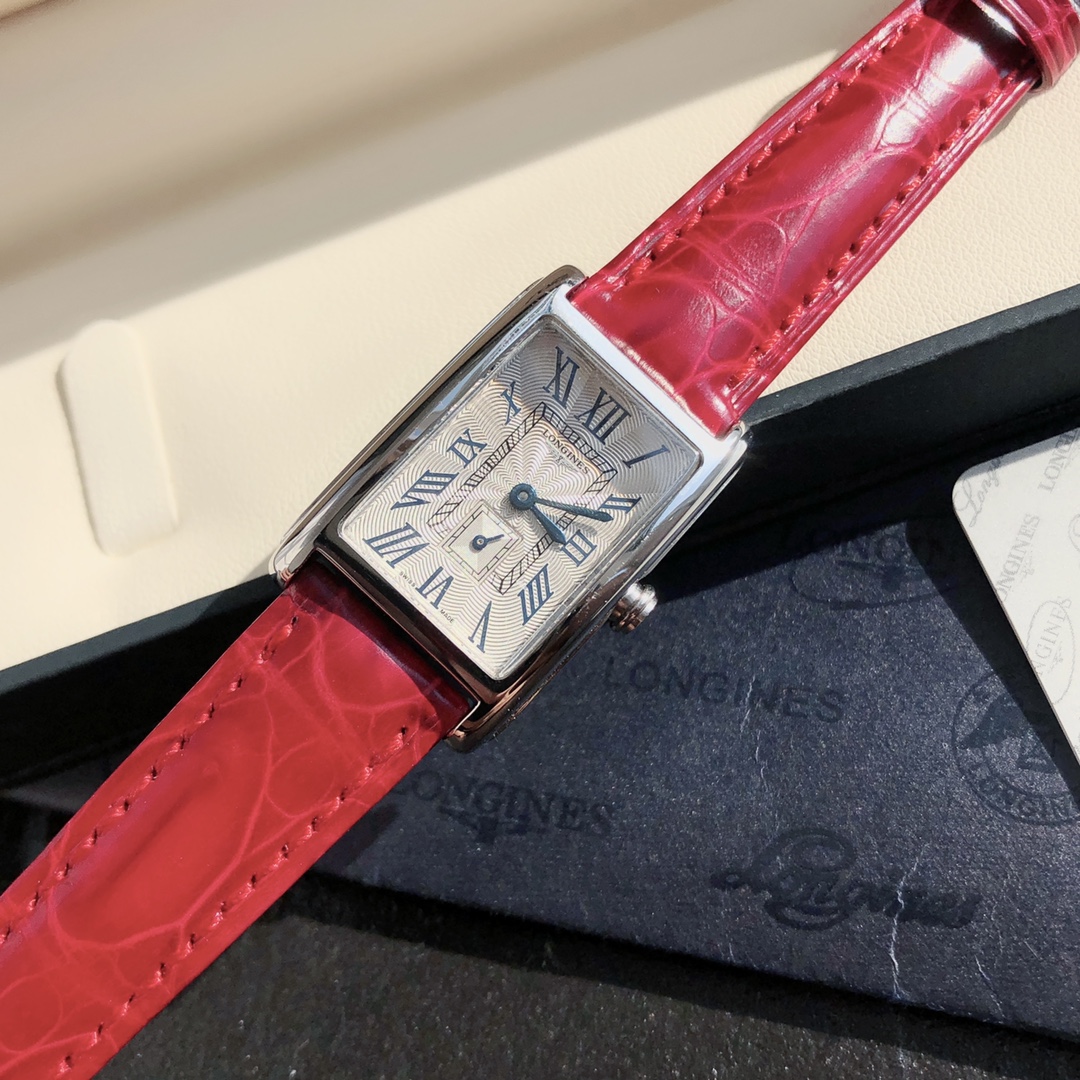 浪琴表黛绰维纳系列!渠道货!原单品质 最高版!20.80 X 32.00mm 石英女士腕表!正品机芯L178石英机芯!拥有低电量提醒功能!石英机芯没电了秒针会四秒一跳!这个时候就需要换电池啦!浪琴排名皇后级别的当属黛绰维纳系列女表 以意大利语中的"Dolce Vita"为名 寓意甜美生活 寓意意式生活邂逅现代浪漫 通过几何线条与柔美曲线塑造出现代优雅与妩媚姿态 银色表盘的雕花、以及蓝钢指针等精致细节都烘托出佩戴者纯正的优雅与贵气 ,采用原厂鳄鱼皮🐊奢华皮料(肉眼可见的高端货)五种颜色可自由选配,不使用,不影响二次销售,支持退换,终身保修!