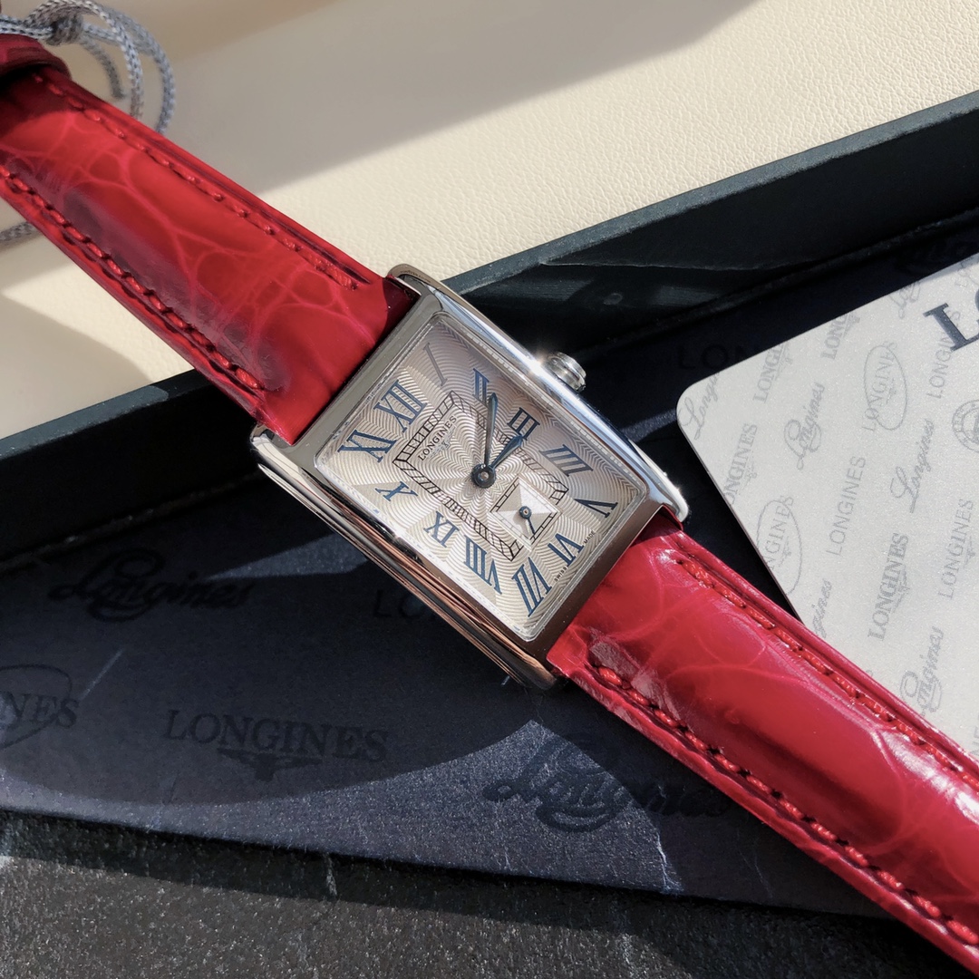 浪琴表黛绰维纳系列!渠道货!原单品质 最高版!20.80 X 32.00mm 石英女士腕表!正品机芯L178石英机芯!拥有低电量提醒功能!石英机芯没电了秒针会四秒一跳!这个时候就需要换电池啦!浪琴排名皇后级别的当属黛绰维纳系列女表 以意大利语中的"Dolce Vita"为名 寓意甜美生活 寓意意式生活邂逅现代浪漫 通过几何线条与柔美曲线塑造出现代优雅与妩媚姿态 银色表盘的雕花、以及蓝钢指针等精致细节都烘托出佩戴者纯正的优雅与贵气 ,采用原厂鳄鱼皮🐊奢华皮料(肉眼可见的高端货)五种颜色可自由选配,不使用,不影响二次销售,支持退换,终身保修!