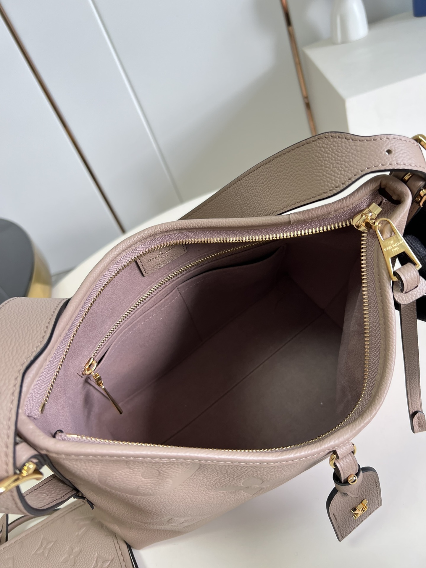 顶级原单M46288灰/对版CarryAll小号手袋取材MonogramEmpreinte压纹皮革充裕构