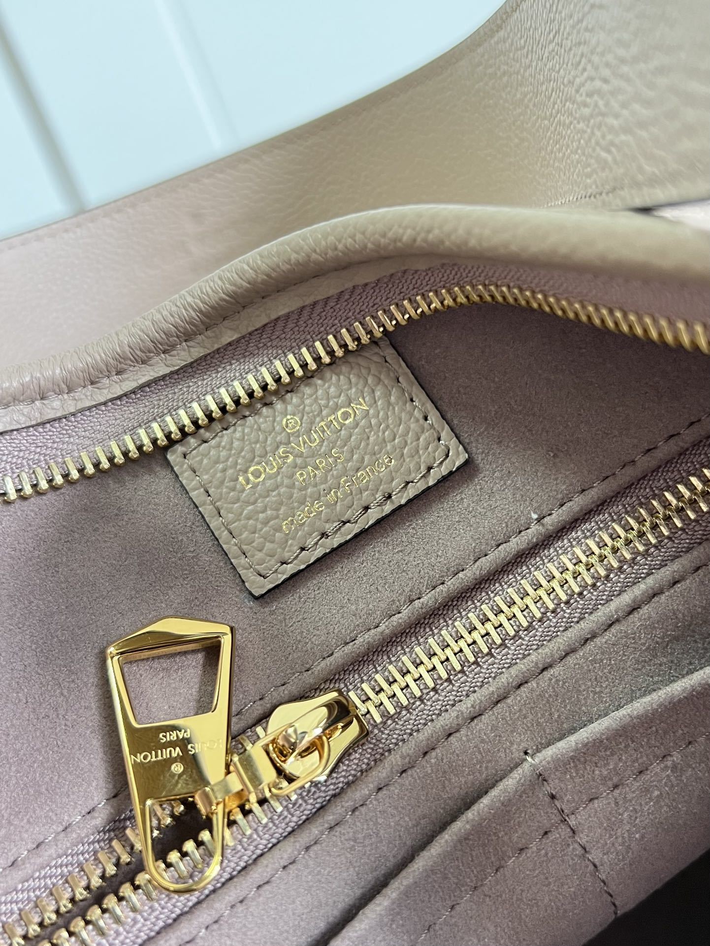 顶级原单M46288灰/对版CarryAll小号手袋取材MonogramEmpreinte压纹皮革充裕构