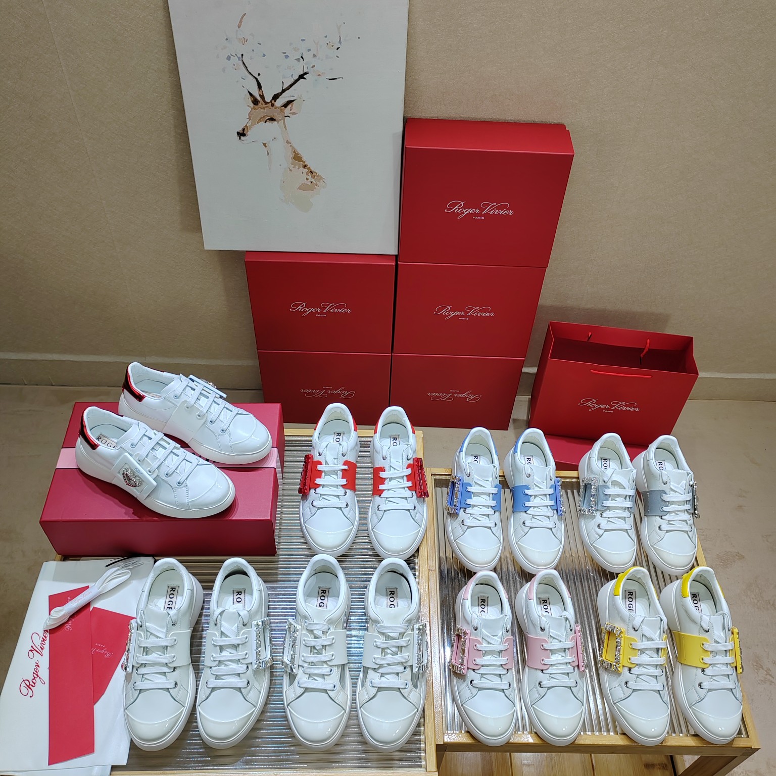 NO:555250,High version, top version of silk cowhide + cowhide lining cowhide pad ' | New white shoes with diamond buckle in the counter. Original customized calfskin upper with original molded K9 diamond decoration. Specific water-dyed hybrid soft sheepskin lining inside. Original molded custom IP foam anti-slip outsole. Shoe size: 35-39 (34.40 customization is not returnable). Original counter full set of luxury packaging, cowhide, sheepskin19860909高版本  顶级版本丝绸牛皮+牛皮里牛皮垫 ' |  专柜新款钻扣小白鞋上新 鞋面原版定制小牛皮配原版开模K9钻饰  内里特定水染混种柔软羊皮里 大底原版开模定制IP发泡防滑大底 鞋码:35-39（34.40定制不退换） 原版专柜全套豪华包装,,cowhide,sheepskin,Men's shoes