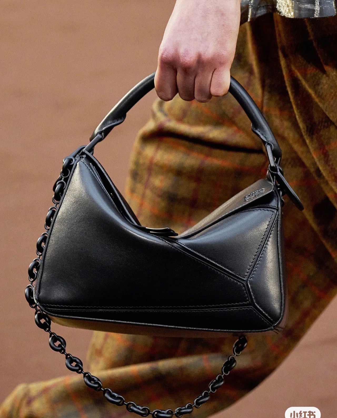 Black donut LOEWEDonut chain