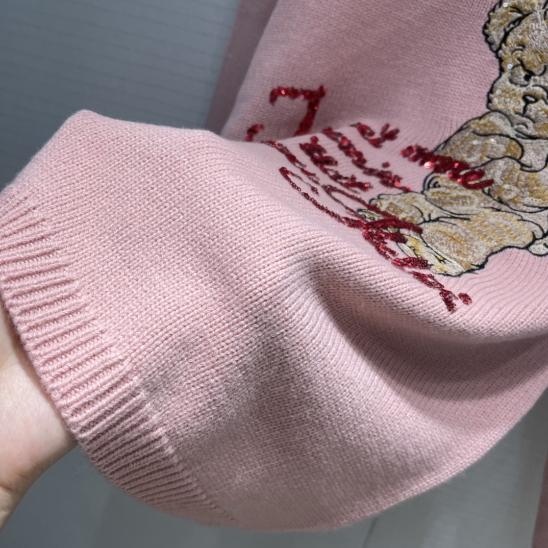 2022Guc*i 最新合作款Ha Ha Ha联名系列粉色生气💢小熊刺绣针织套头毛衣