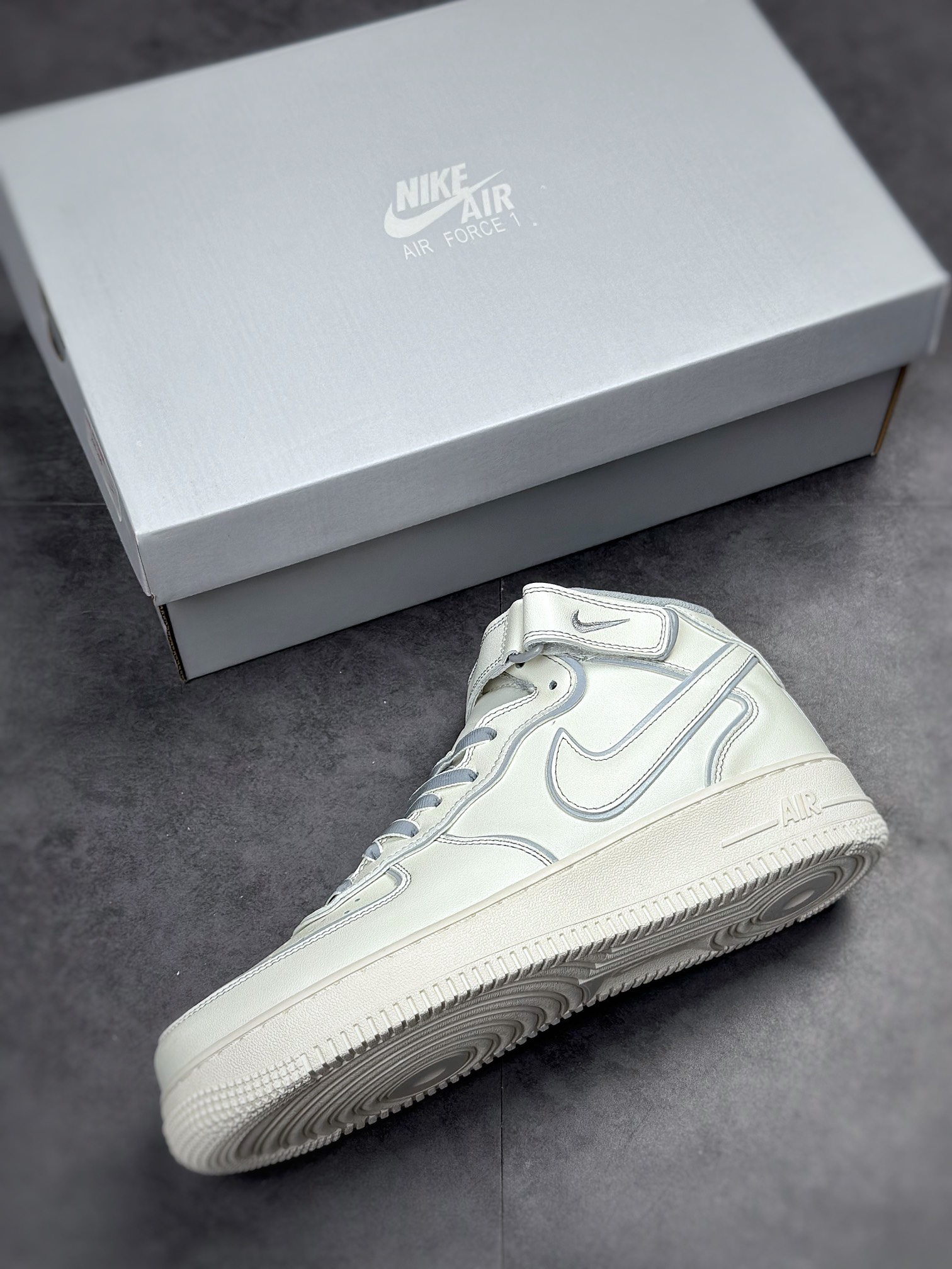 250 Nike Air Force 1 Mid 米白银夜魔侠 AQ1218-118