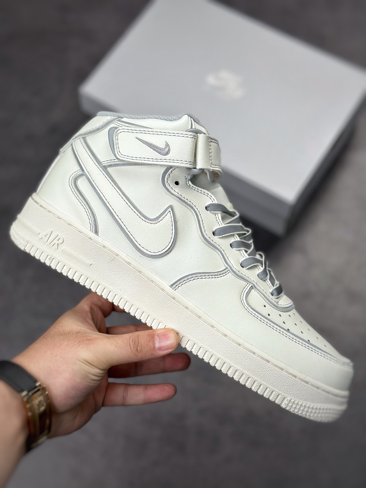250 Nike Air Force 1 Mid 米白银夜魔侠 AQ1218-118