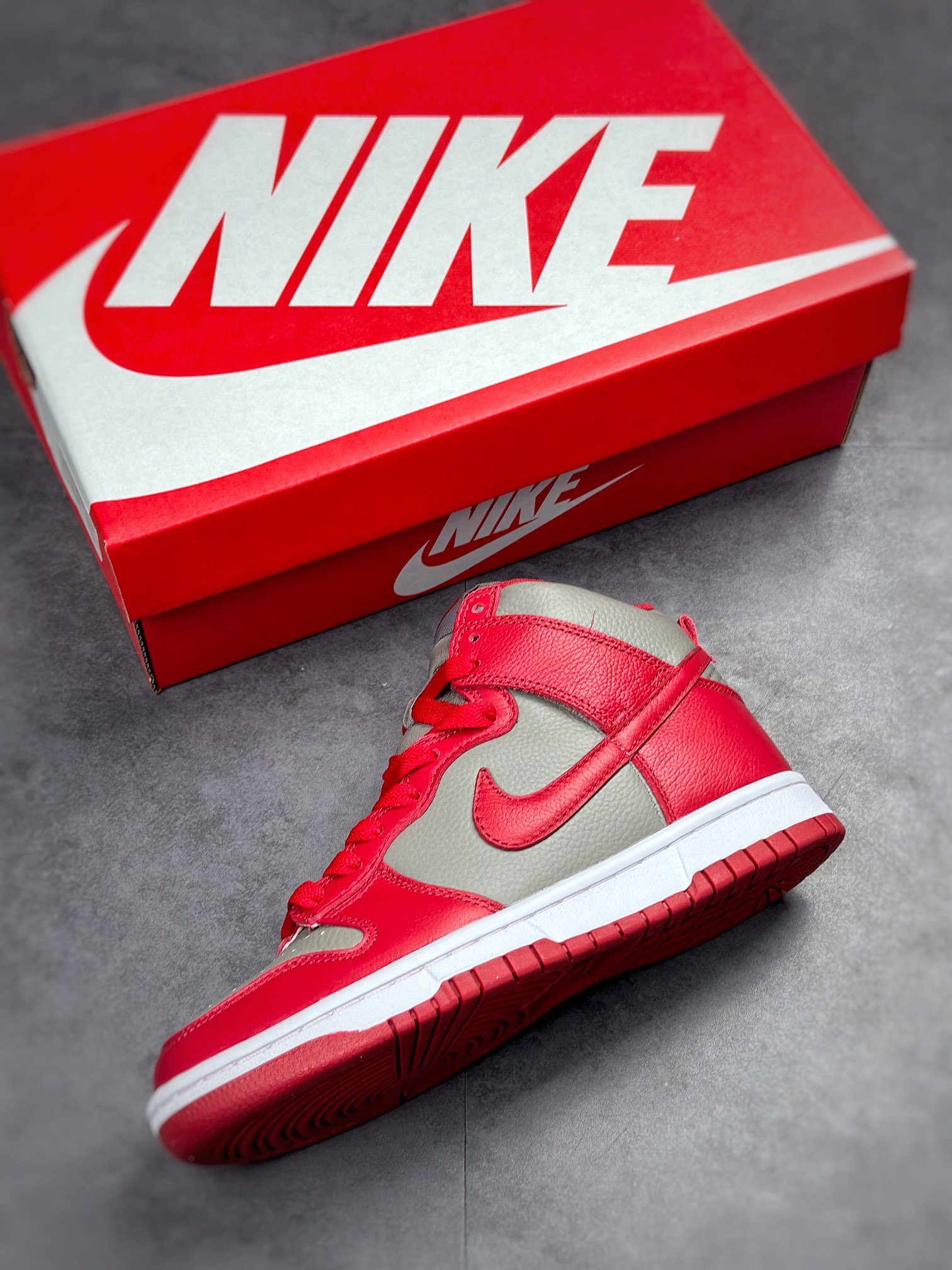 380 Nike SB Dunk High ”Univ” 灰红配色 850477-001