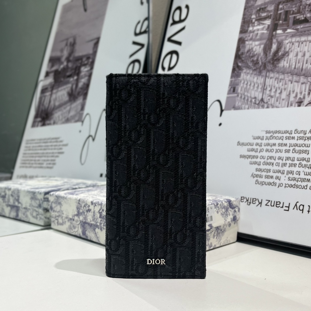 NO:671563,C002 di*r men's suit folder, carefully made of black CD Diamond pattern canvas, enhances style. Black smooth cowhide, vertical bi-fold style, built-in 16 card slots, 4 cash compartments and a zippered coin compartment, dust bag included, very practical model. Size 18.5×9.5cm., Dior wallet, dior, wallets, business suit, cowhide19860909C002 di*r 男士西装夹夹,黑色CD Diamond图案帆布精心制作,提升格调.黑色光滑牛皮,竖版双折款式,内置16个卡位4个现金隔层和一个拉链硬币隔层,内含防尘袋,非常实用款号.尺寸18.5×9.5cm.,Dior钱包,dior,wallets,business suit,cowhide,欧美剧