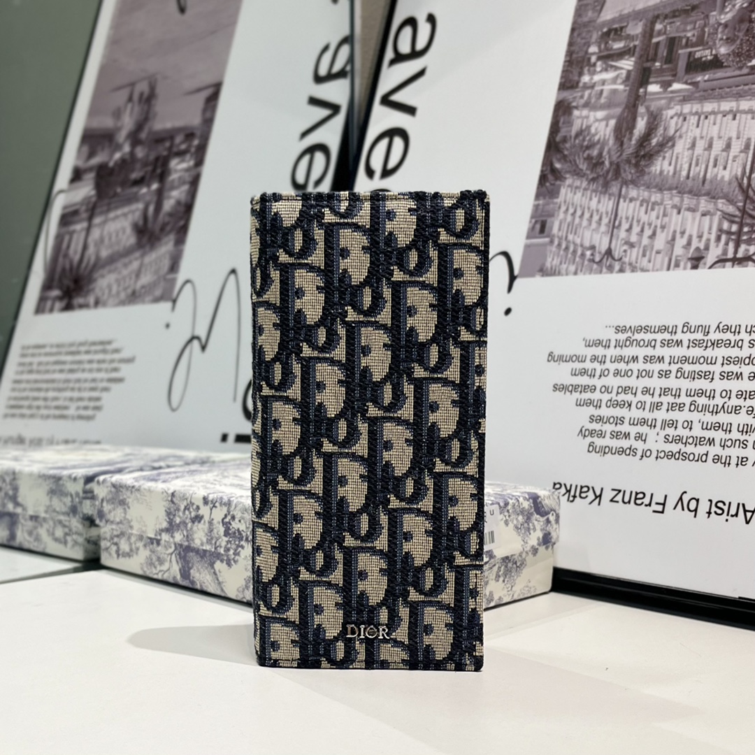 NO:671566,C002 di*r men's suit folder, carefully made of black CD Diamond pattern canvas, enhances style. Black smooth cowhide, vertical bi-fold style, built-in 16 card slots, 4 cash compartments and a zippered coin compartment, dust bag included, very practical model. Size 18.5×9.5cm., Dior wallet, dior, wallets, business suit, cowhide19860909C002 di*r 男士西装夹夹,黑色CD Diamond图案帆布精心制作,提升格调.黑色光滑牛皮,竖版双折款式,内置16个卡位4个现金隔层和一个拉链硬币隔层,内含防尘袋,非常实用款号.尺寸18.5×9.5cm.,Dior钱包,dior,wallets,business suit,cowhide,欧美剧