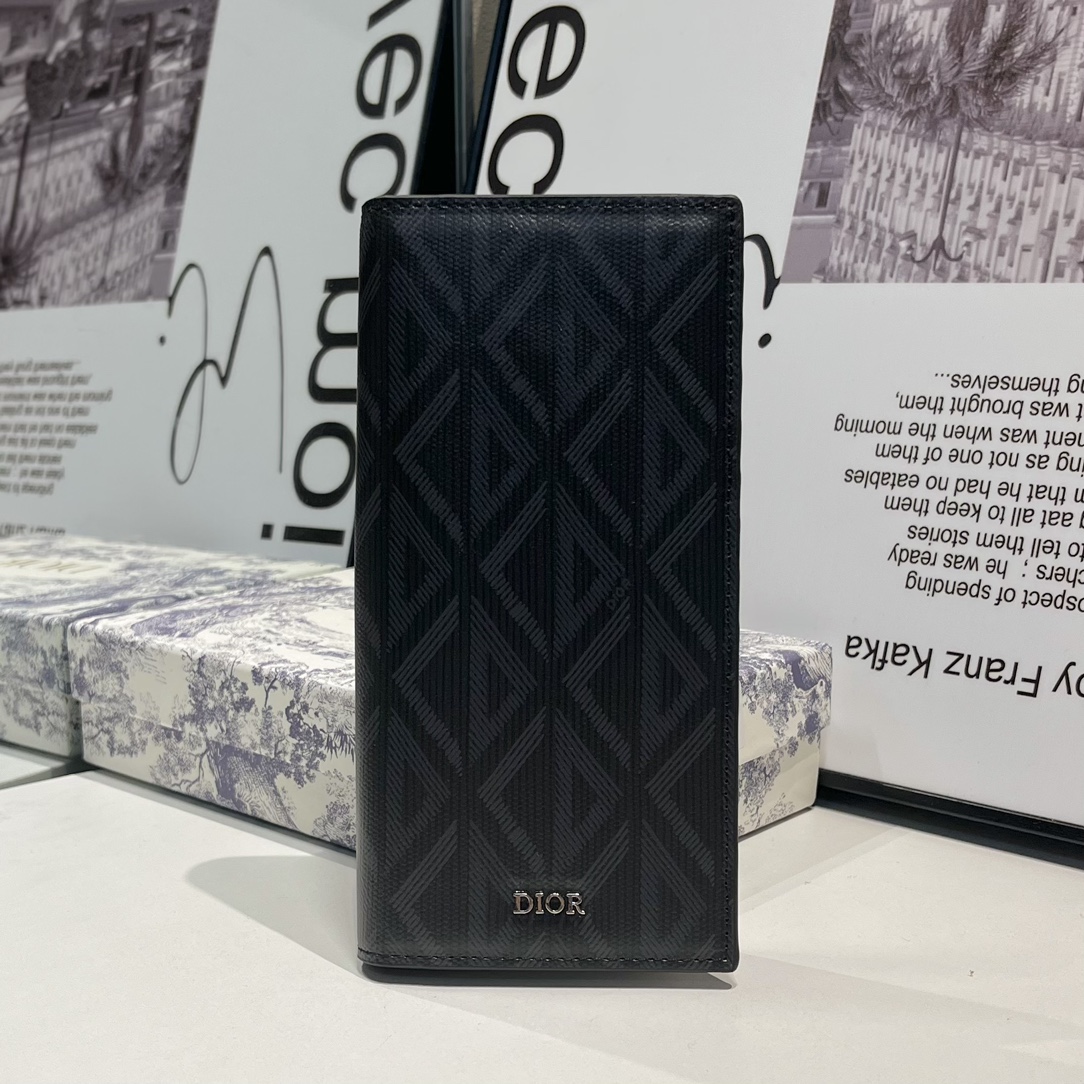 NO:671542,C002 di*r men's suit folder, carefully crafted in black CD Diamond pattern canvas, enhances style. Black smooth cowhide, vertical bi-fold style, built-in 16 card slots, 4 cash compartments and a zippered coin compartment, dust bag included, very practical model. Size 18.5×9.5cm, Dior wallet, dior, wallets, business suit, cowhide19860909C002 di*r 男士西装夹夹,黑色CD Diamond图案帆布精心制作,提升格调.黑色光滑牛皮,竖版双折款式,内置16个卡位4个现金隔层和一个拉链硬币隔层,内含防尘袋,非常实用款号.尺寸18.5×9.5cm,Dior钱包,dior,wallets,business suit,cowhide,欧美剧