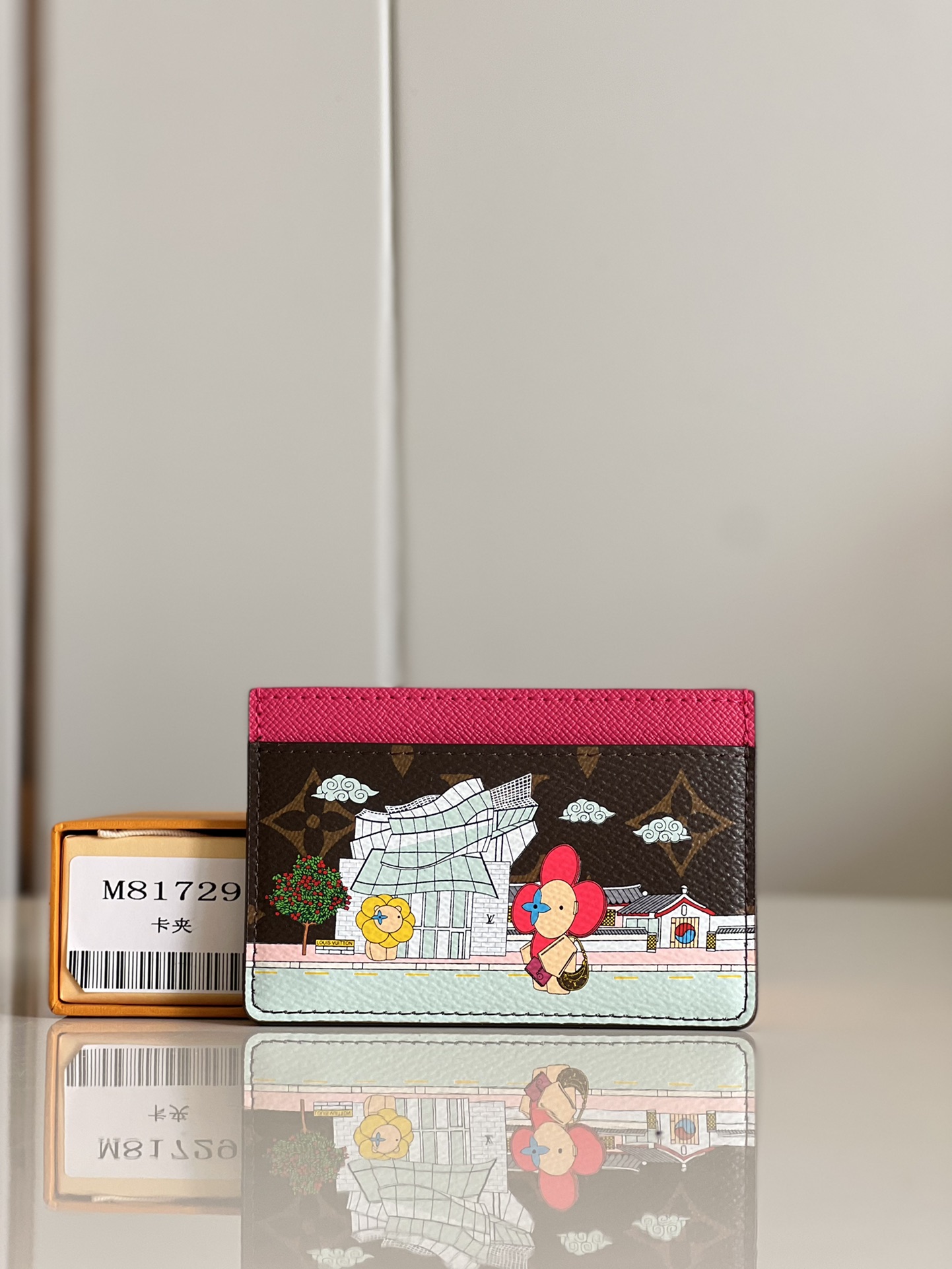 NO:399408,【Exclusive real shot M81729 Rose】Vivienne Holidays series card clips are made of Monogram canvas, depicting the mascot Vivienne appears in front of the Louis Vuitton Seoul boutique store, sharing the Korean style with cherry blossom trees and temples, and adding another gift to brand collectors. Size 11 x 7 x 0.5 cm (length x height x width) Z.200, LV [original leather],louis vuitton,louis vuitton19860909【独家实拍 M81729玫】Vivienne Holidays 系列卡夹取材 Monogram 帆布,描绘吉祥物 Vivienne 现身路易威登首尔精品店门前之景,与樱花树和庙宇共同传递韩国风情,为品牌收藏家再添馈赠佳选.尺寸11 x 7 x 0.5 厘米 (长度 x 高 x 宽) Z.200,LV【原厂皮】,louis vuitton,louis vuitton,Bag