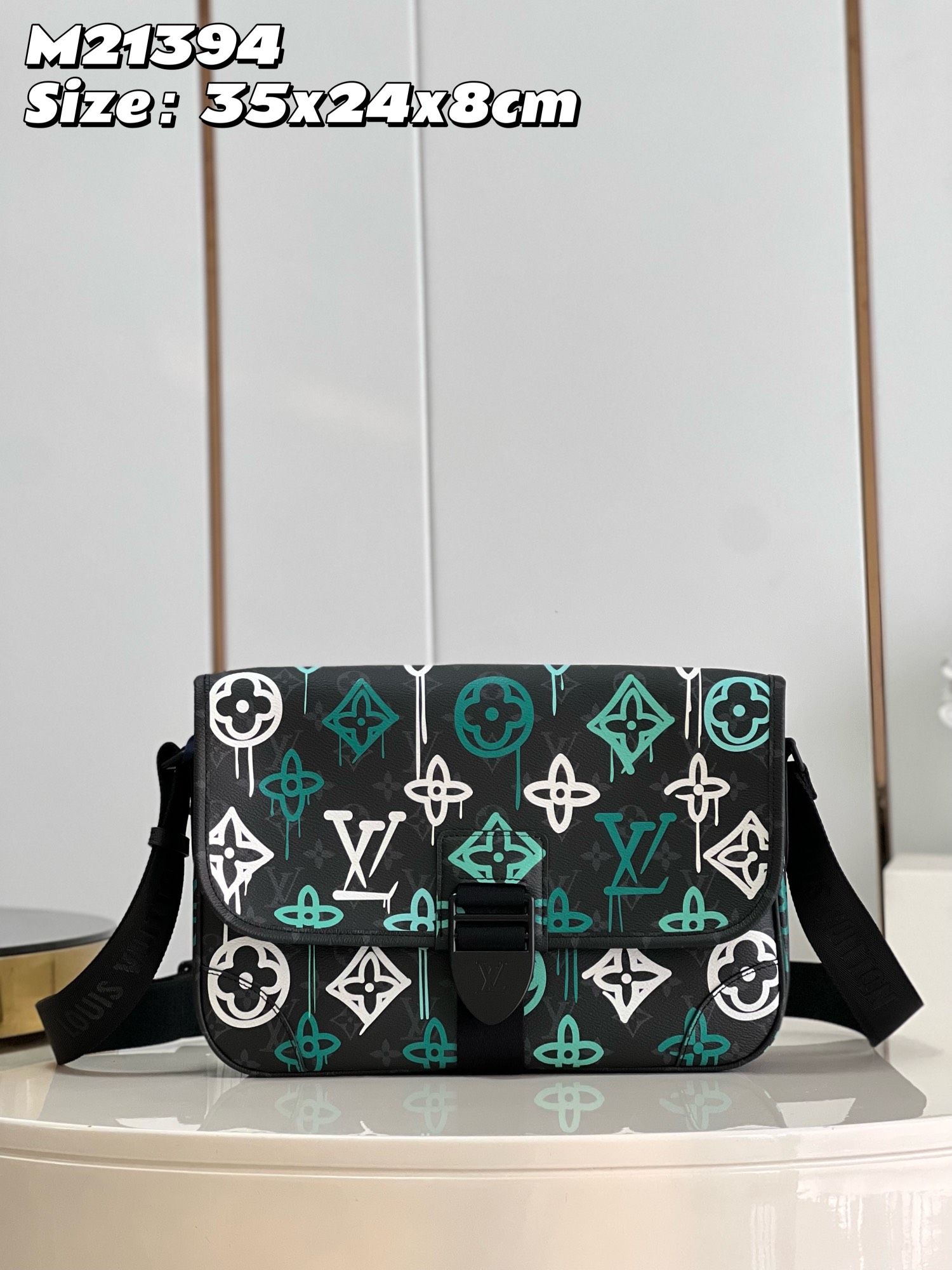 NO:399575,【Exclusive real photo M21394】This Archy medium-sized postman bag is made of Monogram Eclipse canvas and is repainted with Monogram pattern, paired with reinforced corners and leather edging. The badge shape is infused with modern meaning, and the zippered back pocket is easy to pick up and hold items. Size 35 x 24 x 8 cm (length x height x width) Z.700, LV [original leather], louis vuitton19860909【独家实拍 M21394】本款 Archy 中号邮差包于 Monogram Eclipse 帆布挥洒涂鸦艺术,焕新重绘 Monogram 图案,搭配加固包角和皮革镶边.徽章形状开合注入摩登意味,拉链后袋便于取放随行物品.尺寸35 x 24 x 8 厘米 (长度 x 高 x 宽) Z.700,LV【原厂皮】,louis vuitton,Bag