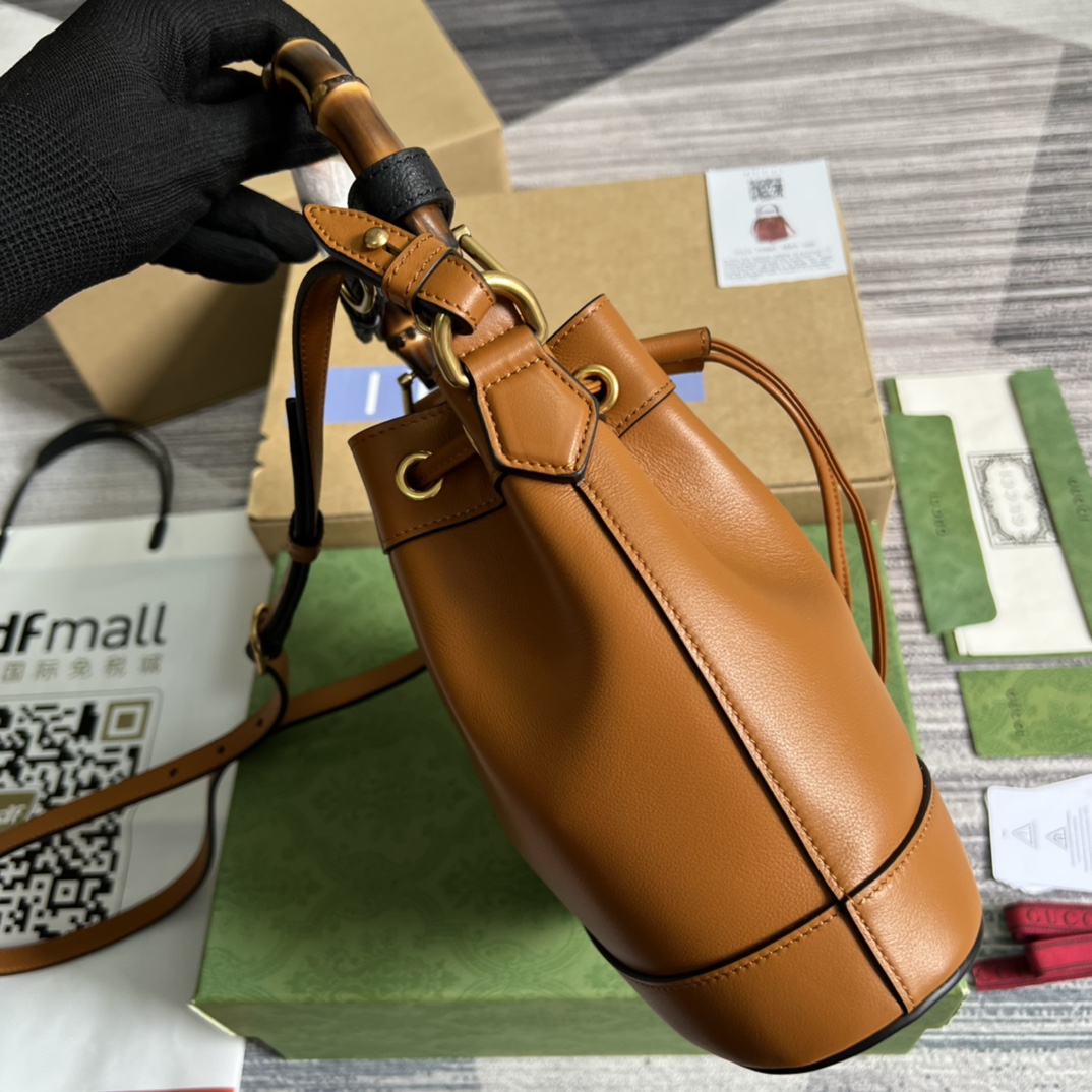配全套专柜绿色包装️GG这款迷你水桶包融合了竹节手柄和双G配件两个具有辨识度的品牌元素棕色皮革材质与皮革