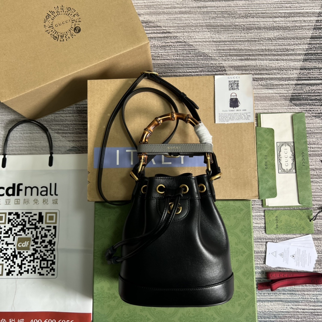 配全套专柜绿色包装️GG这款迷你水桶包融合了竹节手柄和双G配件两个具有辨识度的品牌元素棕色皮革材质与皮革