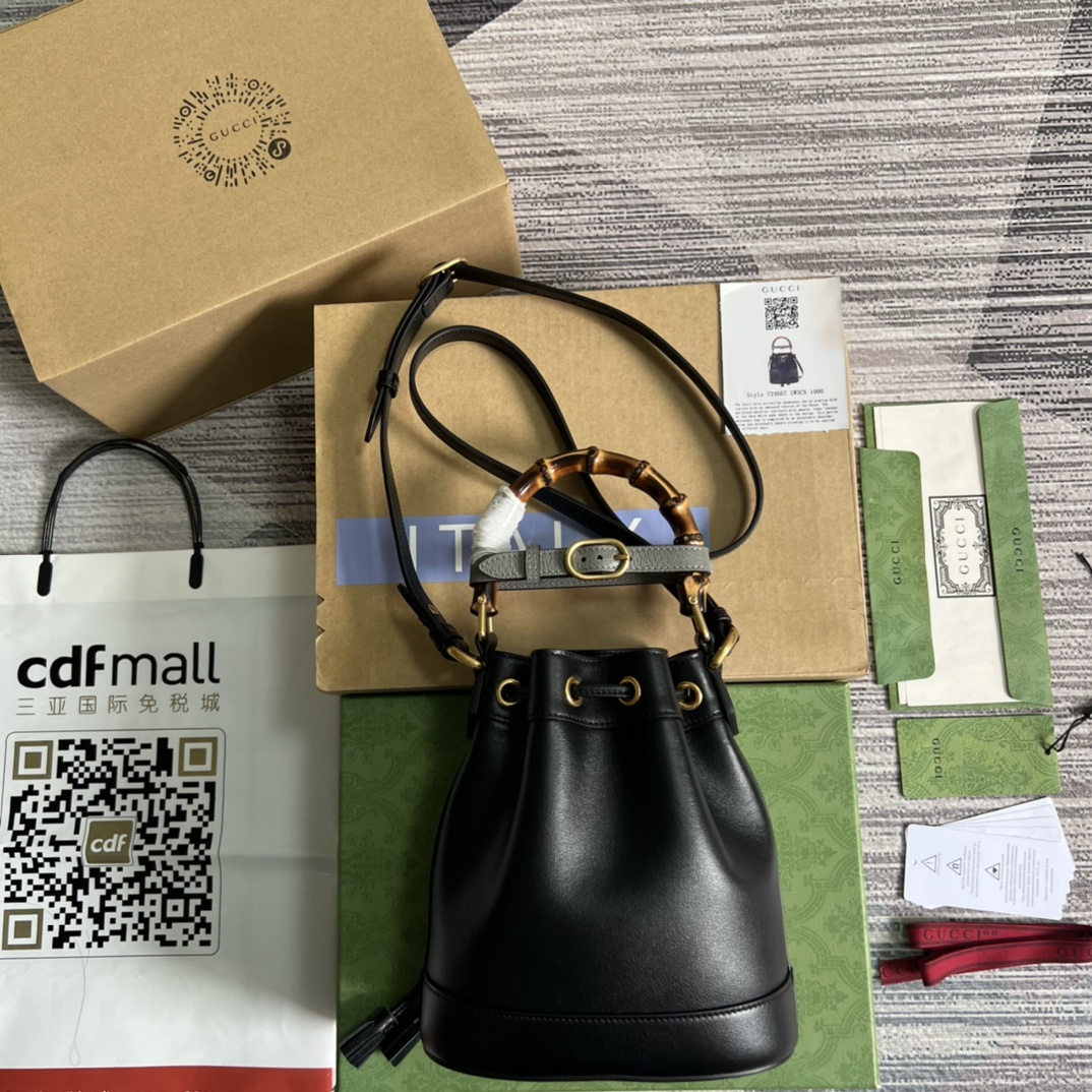 配全套专柜绿色包装️GG这款迷你水桶包融合了竹节手柄和双G配件两个具有辨识度的品牌元素棕色皮革材质与皮革