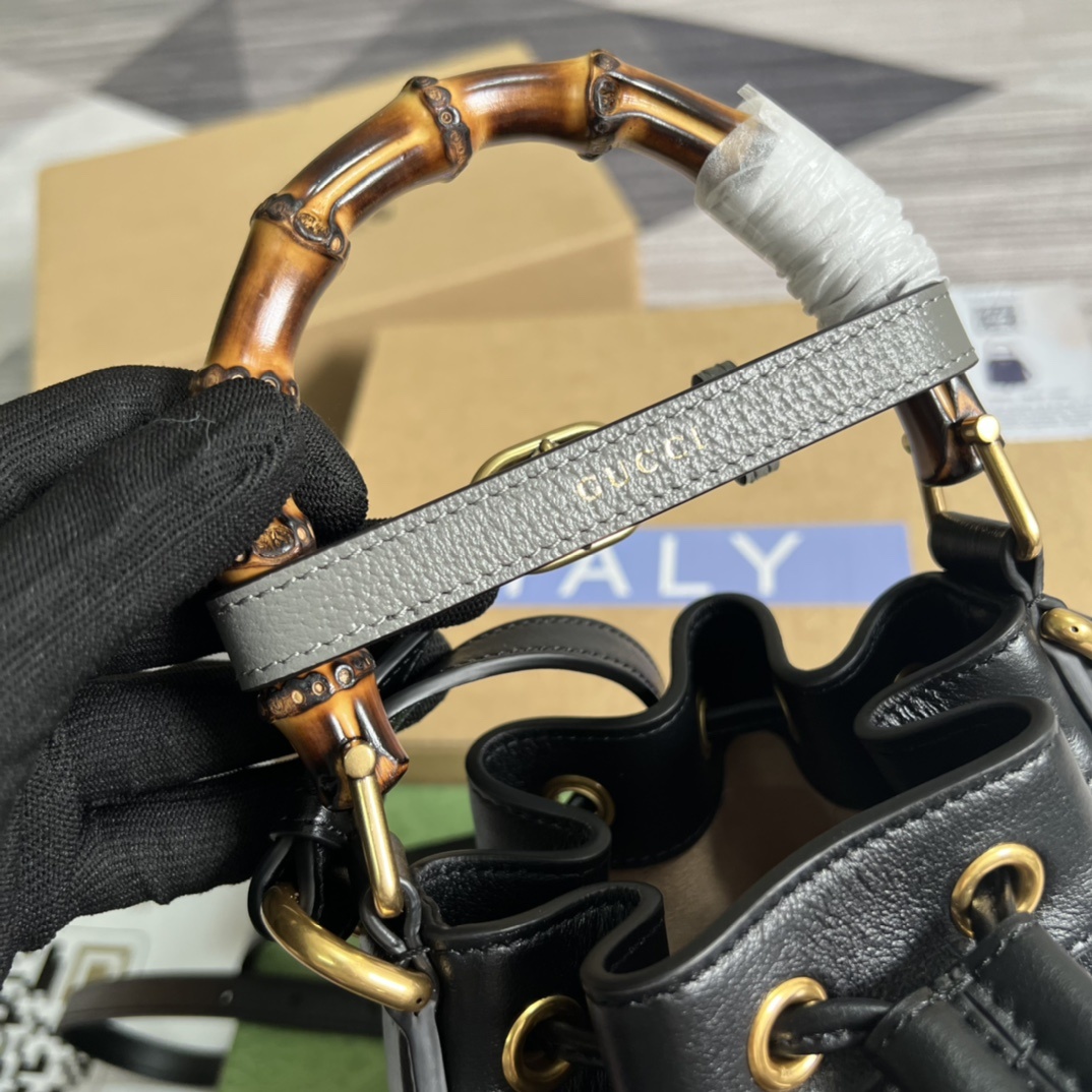 配全套专柜绿色包装️GG这款迷你水桶包融合了竹节手柄和双G配件两个具有辨识度的品牌元素棕色皮革材质与皮革