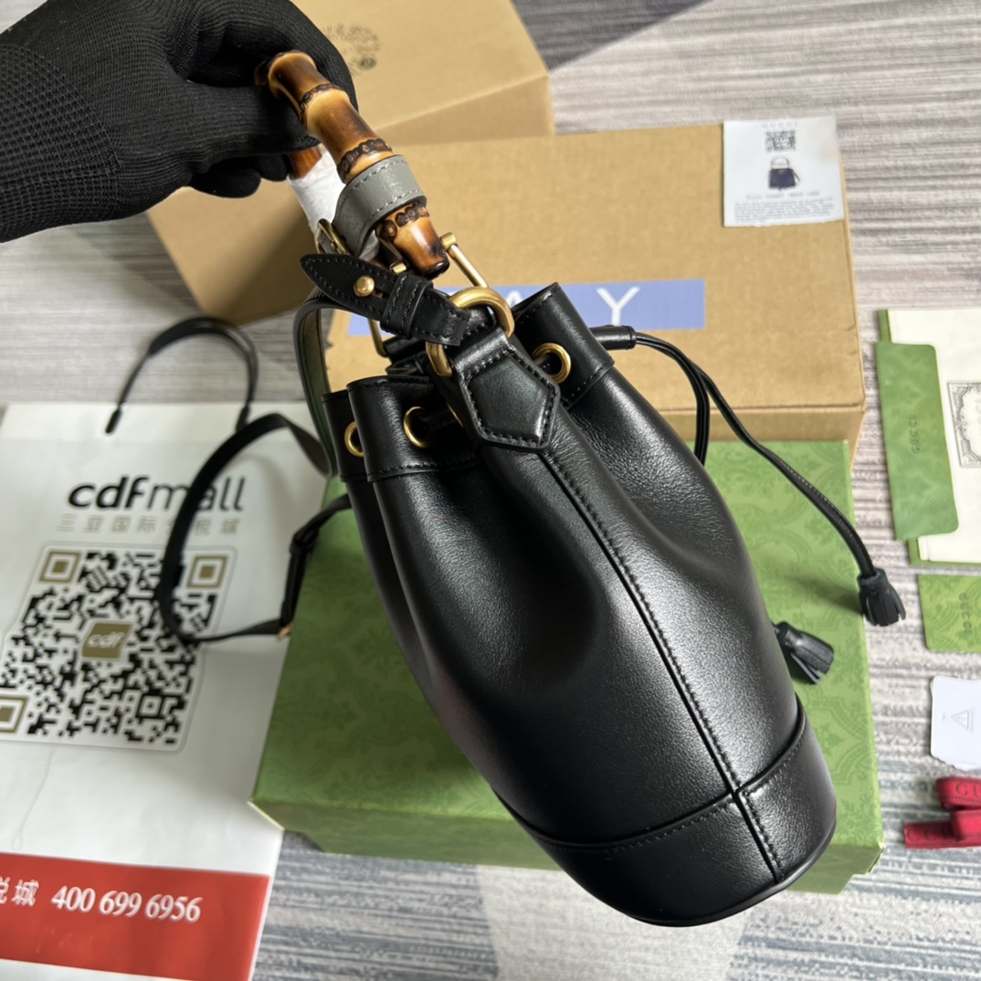 配全套专柜绿色包装️GG这款迷你水桶包融合了竹节手柄和双G配件两个具有辨识度的品牌元素棕色皮革材质与皮革