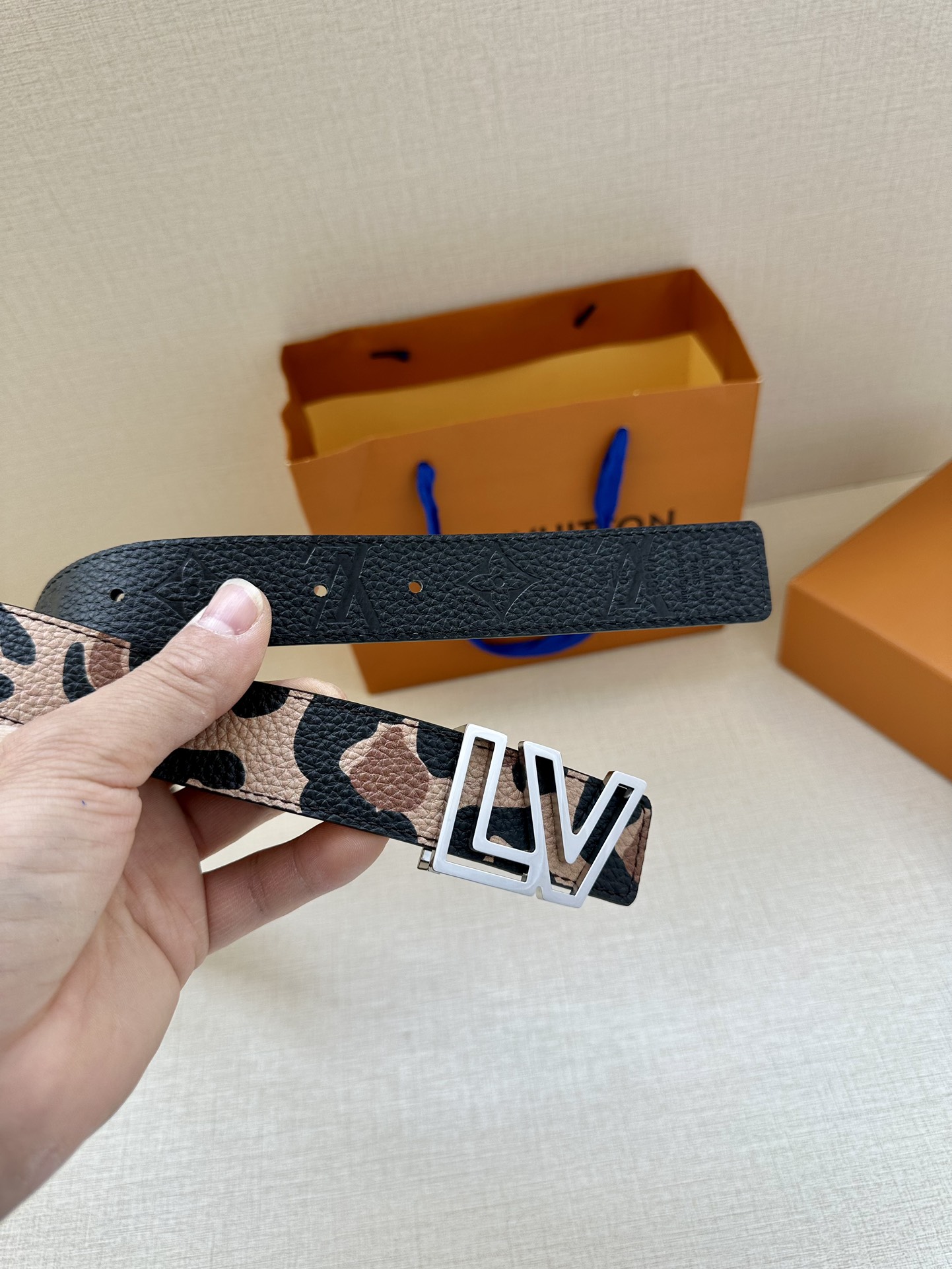 3.0宽LV Initiales 双面腰带以经典之姿成就两式风尚:Monogram 帆布传递闲适惬意,粒面牛皮革流露雅致格调,搭配 LV 4