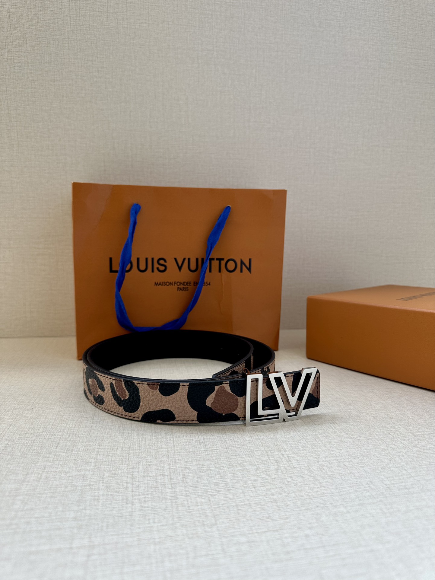 3.0宽LV Initiales 双面腰带以经典之姿成就两式风尚:Monogram 帆布传递闲适惬意,粒面牛皮革流露雅致格调,搭配 LV 3
