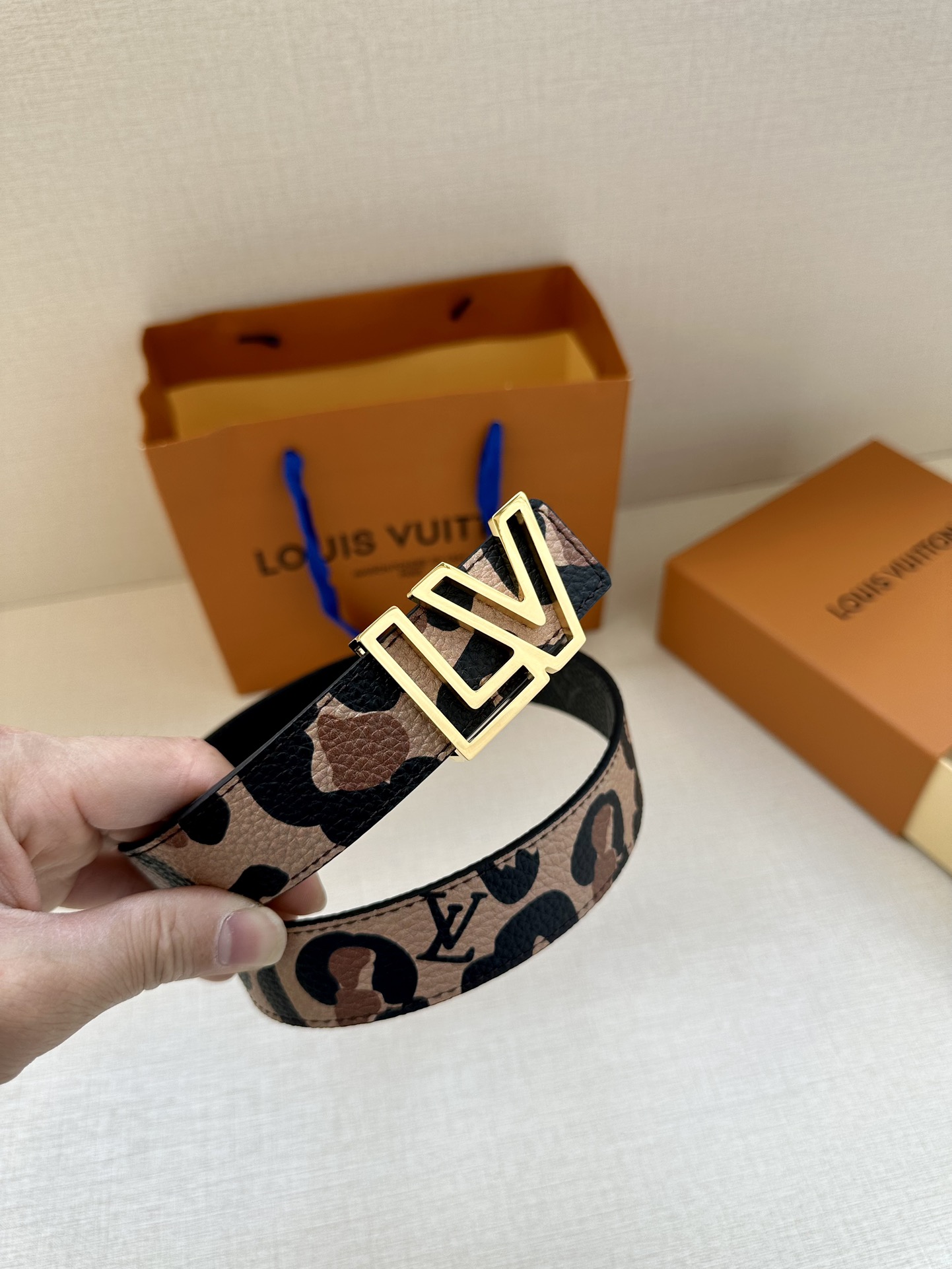 3.0宽LV Initiales 双面腰带以经典之姿成就两式风尚:Monogram 帆布传递闲适惬意,粒面牛皮革流露雅致格调,搭配 LV 8