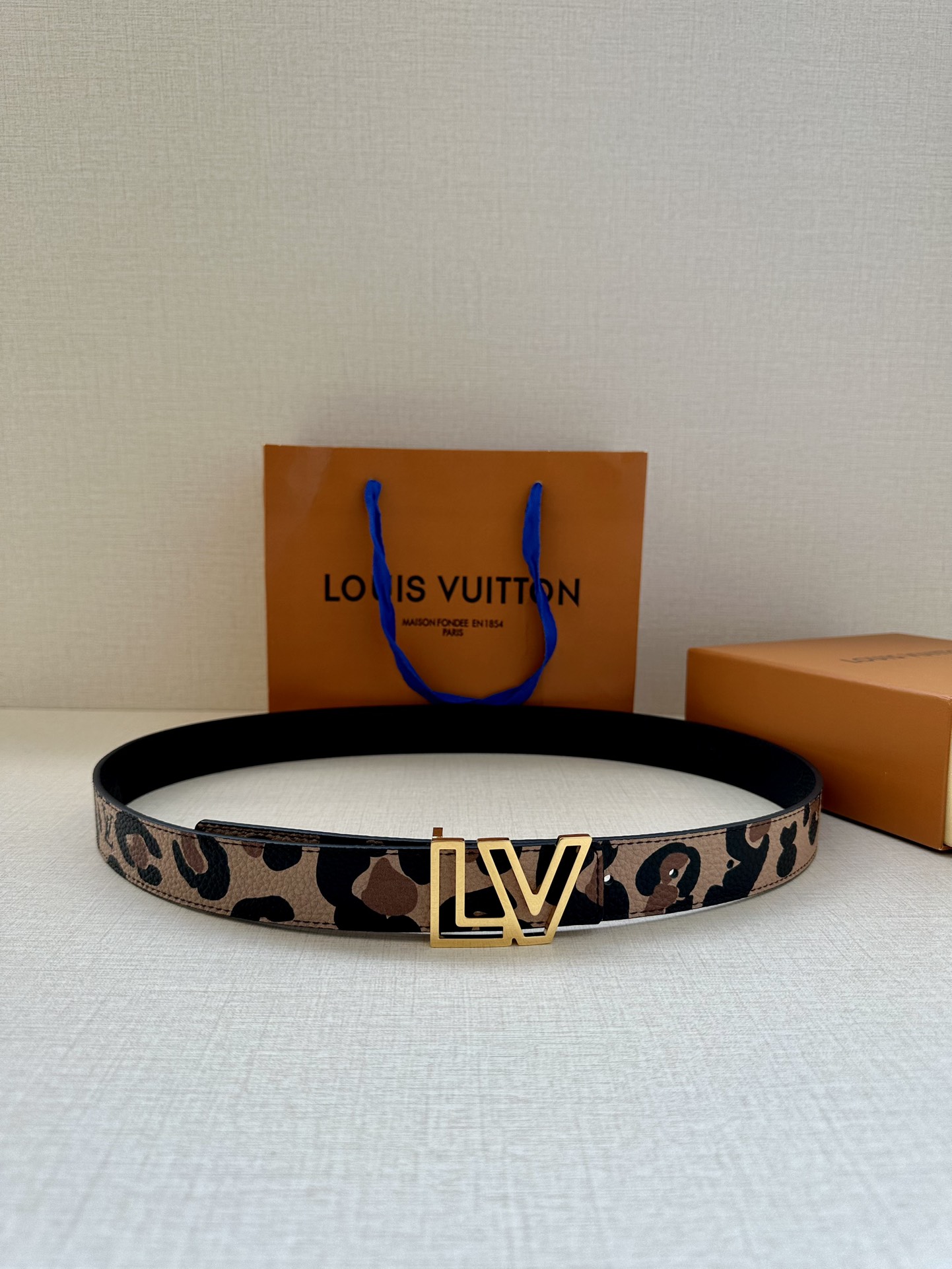 3.0宽LV Initiales 双面腰带以经典之姿成就两式风尚:Monogram 帆布传递闲适惬意,粒面牛皮革流露雅致格调,搭配 LV 5