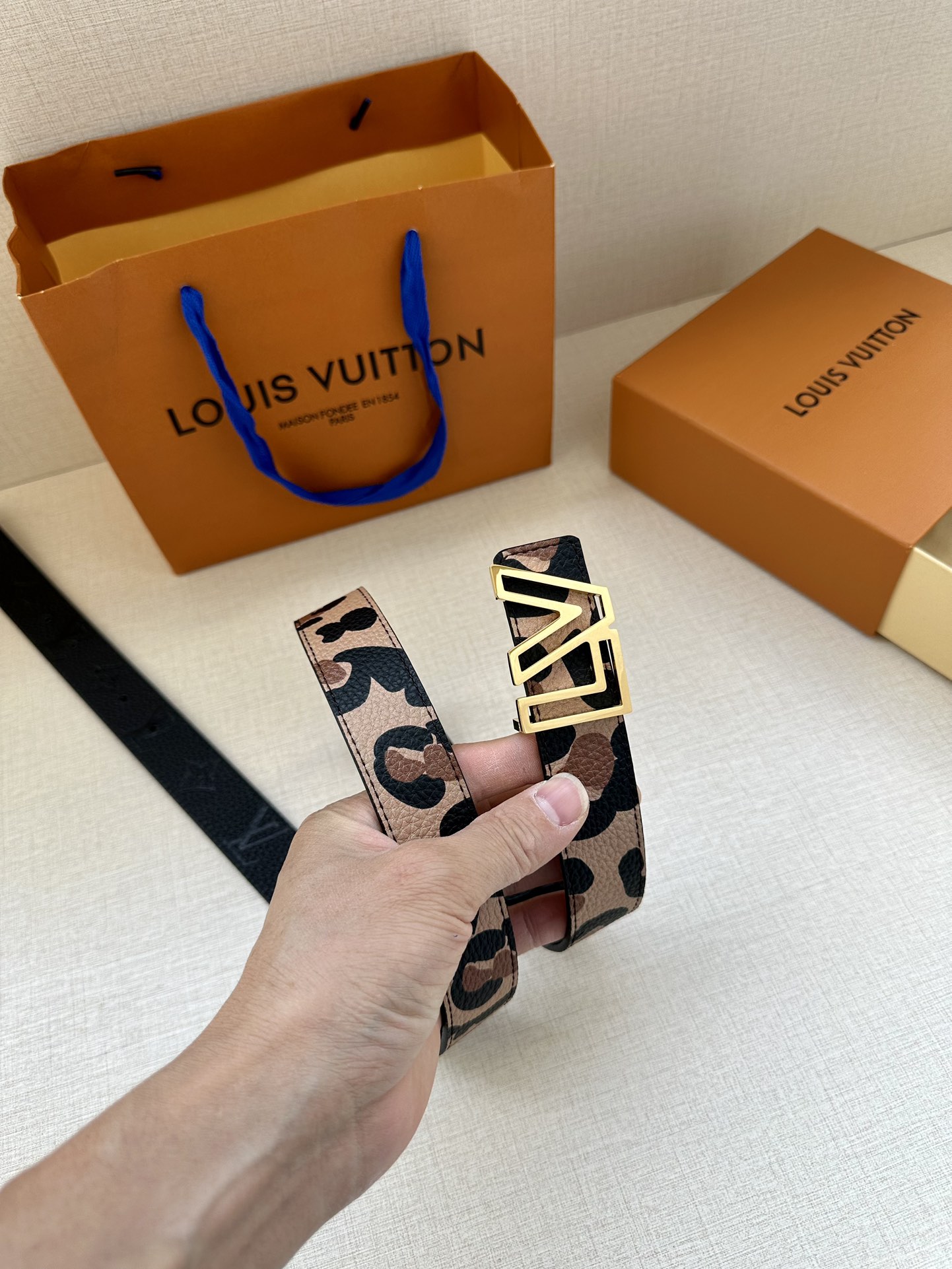 3.0宽LV Initiales 双面腰带以经典之姿成就两式风尚:Monogram 帆布传递闲适惬意,粒面牛皮革流露雅致格调,搭配 LV 7